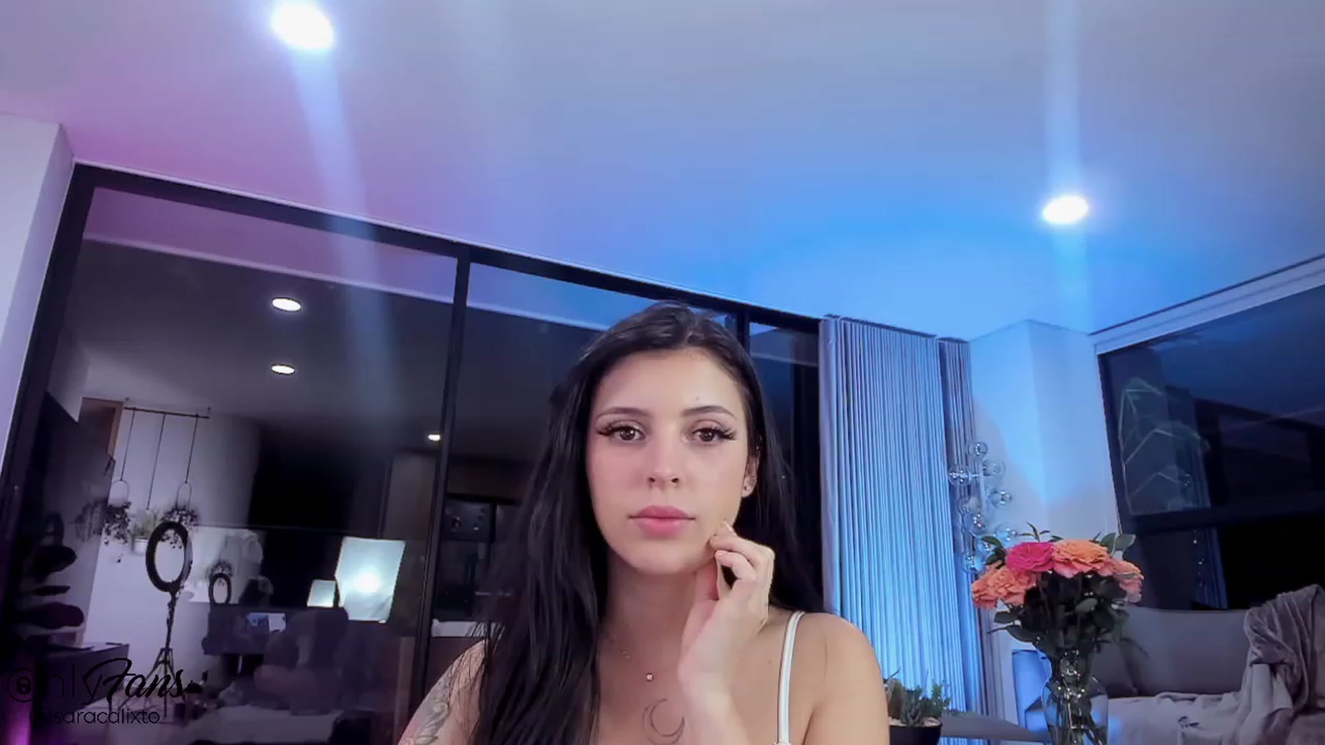 Gallery image thumbnail from saracalixtocr's myfreecams stream on, 11/15/2023, 04:20 image 17 of 20