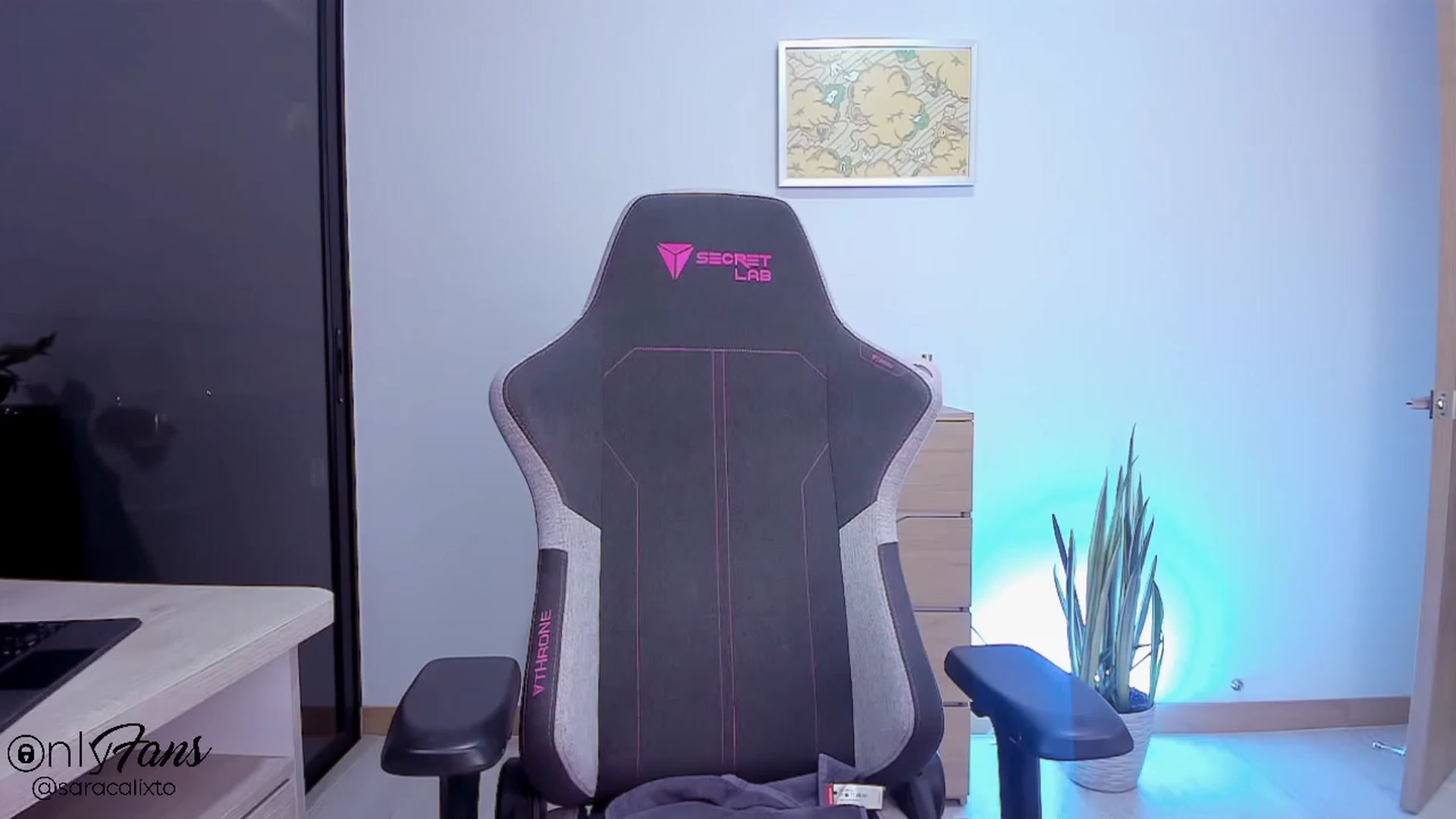 Gallery image thumbnail from saracalixtocr's myfreecams stream on, 11/20/2023, 03:30 image 6 of 20