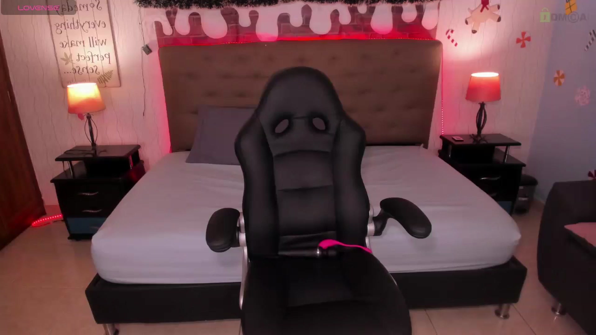 Gallery image thumbnail from saratatoo_'s myfreecams stream on, 12/20/2024, 08:12 image 6 of 20