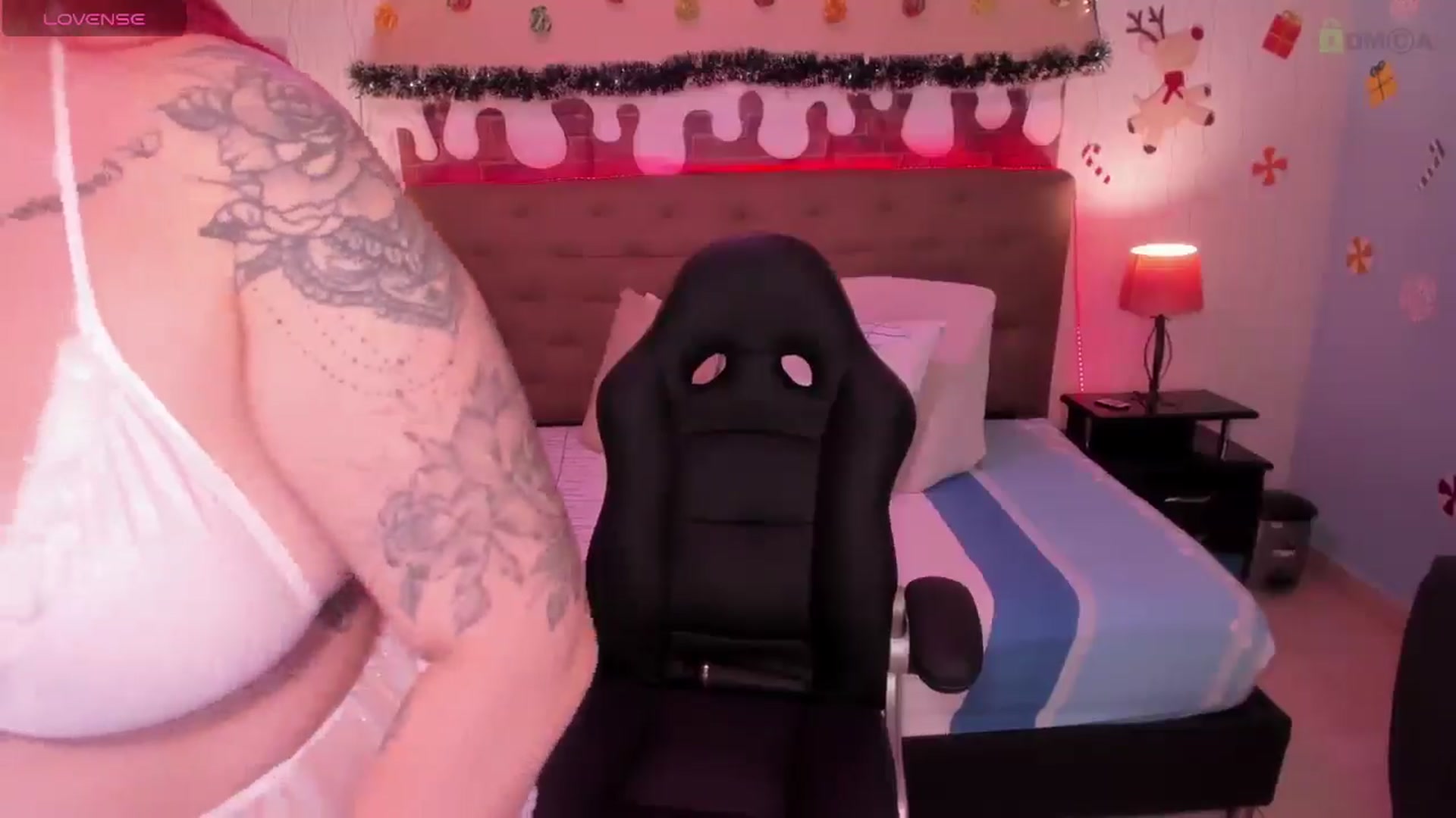 Gallery image thumbnail from saratatoo_'s myfreecams stream on, 12/25/2024, 08:18 image 5 of 20
