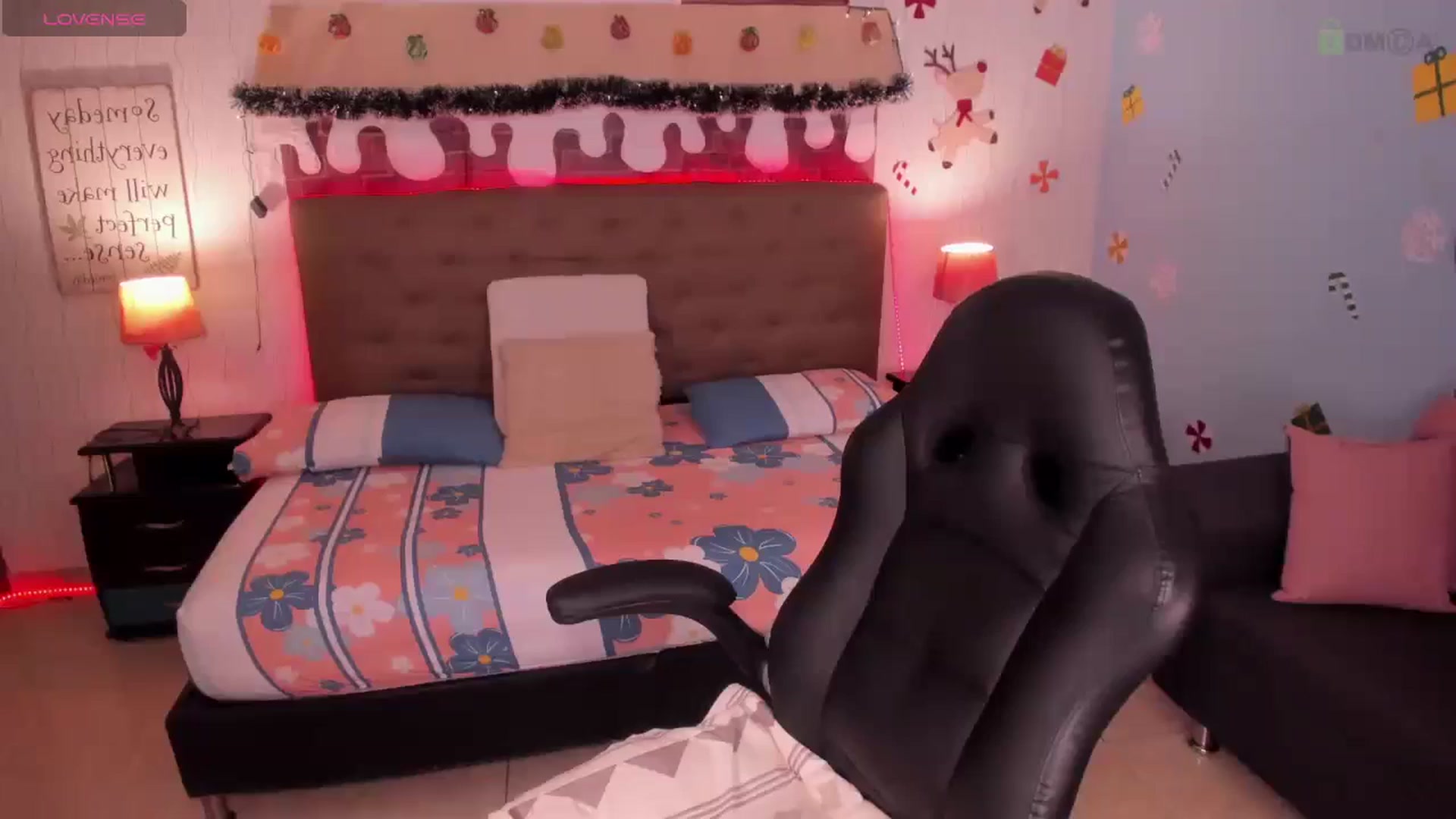 Gallery image thumbnail from saratatoo_'s myfreecams stream on, 12/28/2024, 08:39 image 14 of 20
