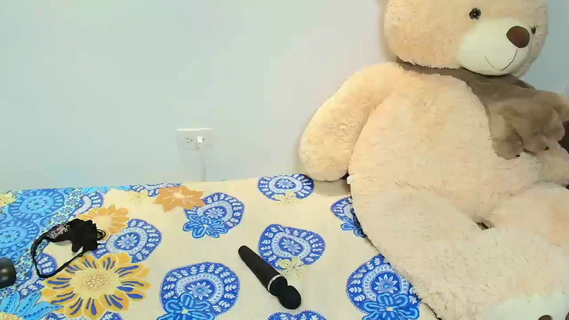 Gallery image thumbnail from saratatoo_'s myfreecams stream on, 12/07/2025, 09:26 image 15 of 20