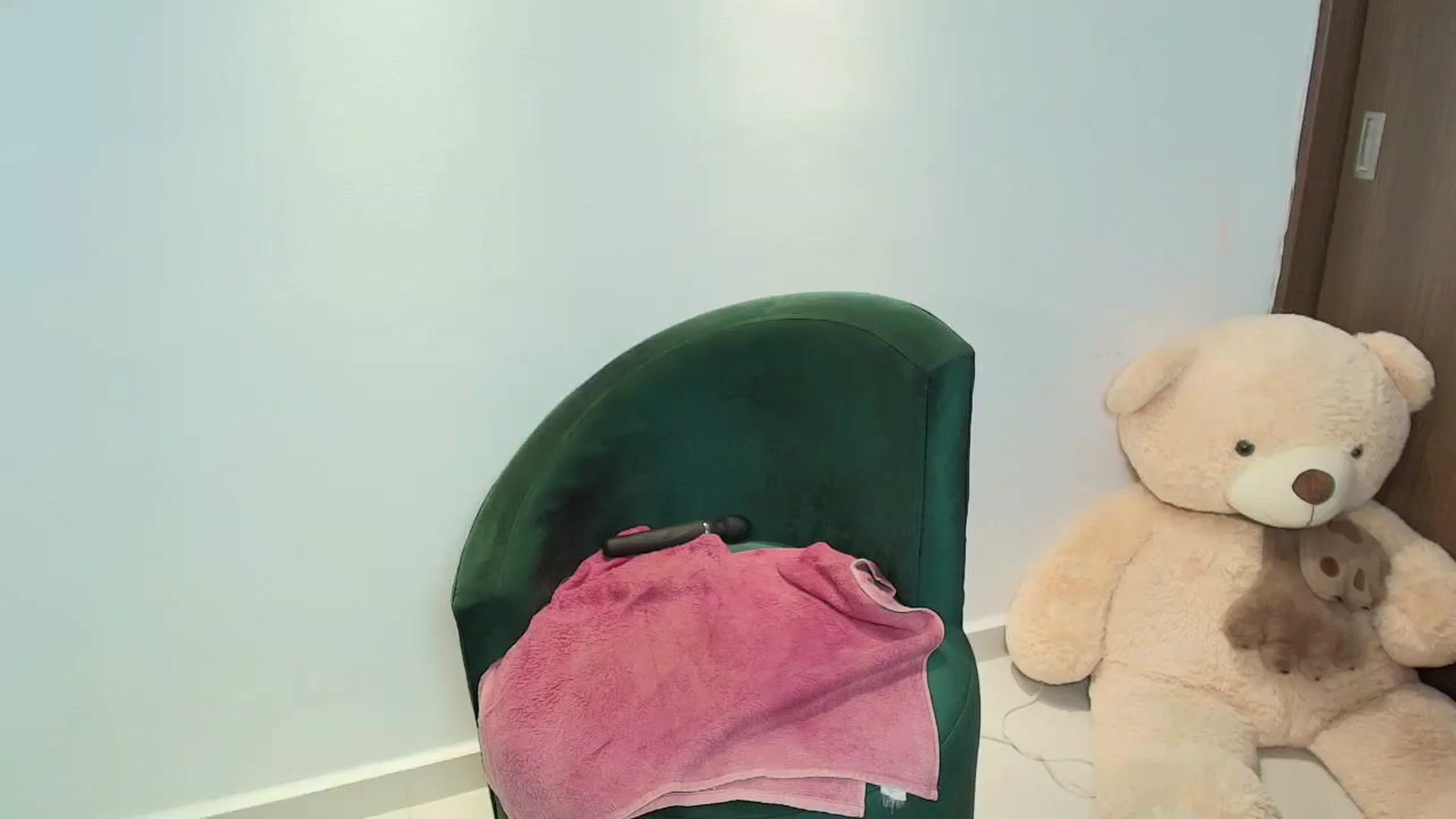 Gallery image thumbnail from saratatoo_'s myfreecams stream on, 12/12/2025, 10:21 image 9 of 20