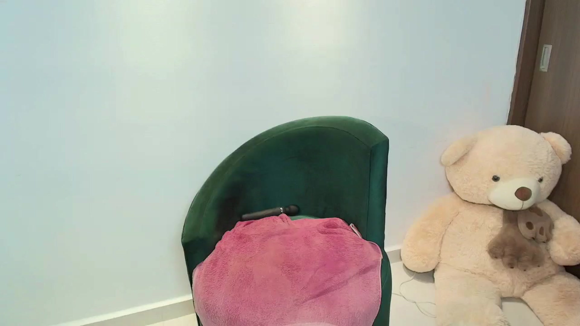Gallery image thumbnail from saratatoo_'s myfreecams stream on, 12/12/2025, 10:21 image 18 of 20