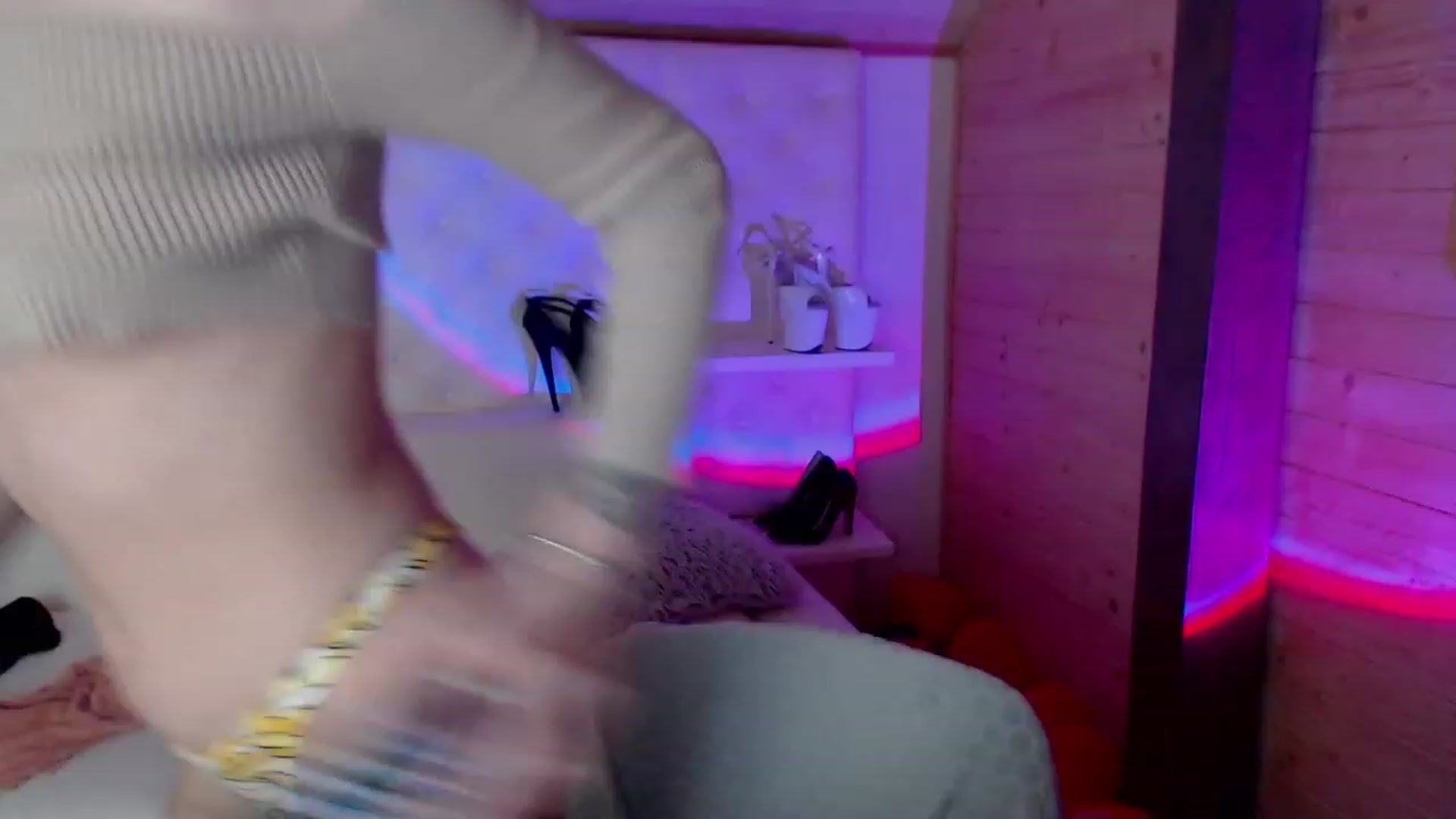 Gallery image thumbnail from sashacom's myfreecams stream on, 03/14/2023, 23:53 image 2 of 20