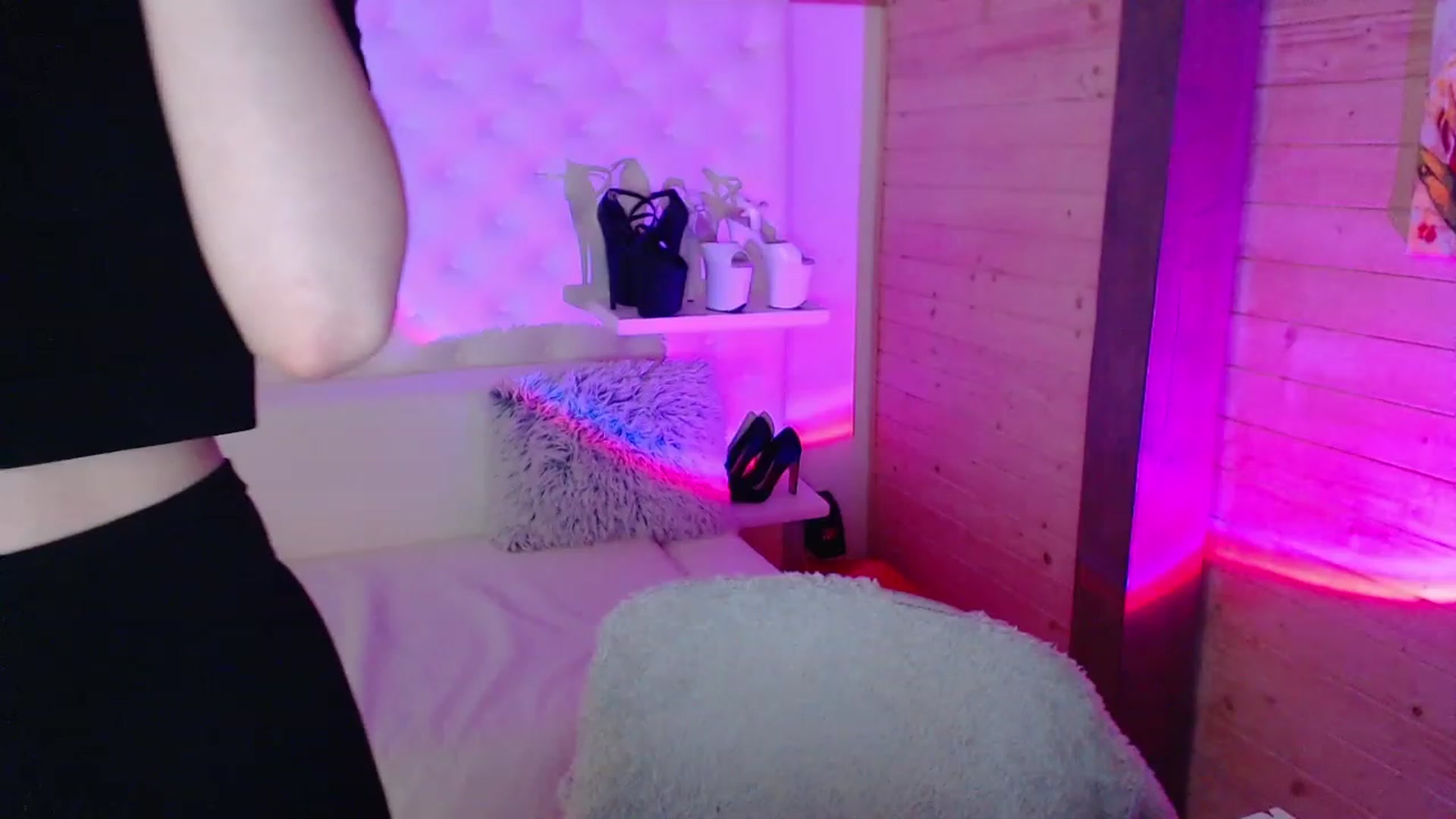 Gallery image thumbnail from sashacom's myfreecams stream on, 03/18/2023, 21:08 image 16 of 20