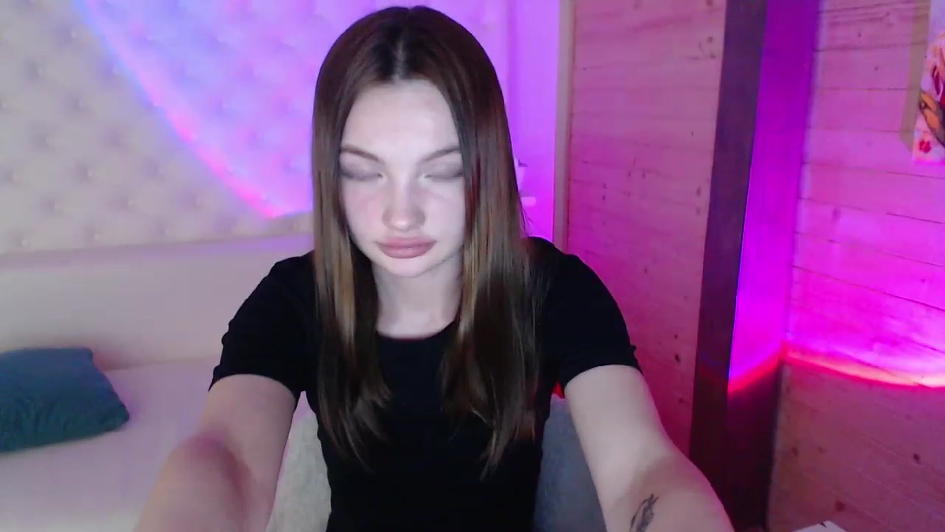 Gallery image thumbnail from sashacom's myfreecams stream on, 03/18/2023, 21:08 image 18 of 20