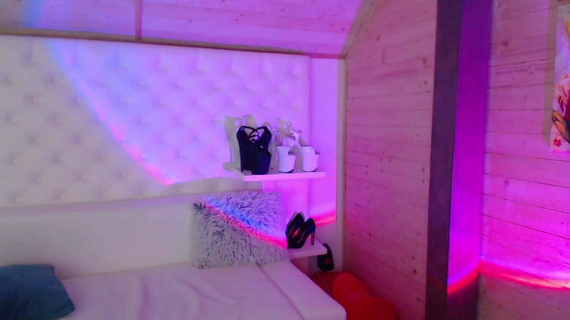 Gallery image thumbnail from sashacom's myfreecams stream on, 03/18/2023, 21:08 image 11 of 20