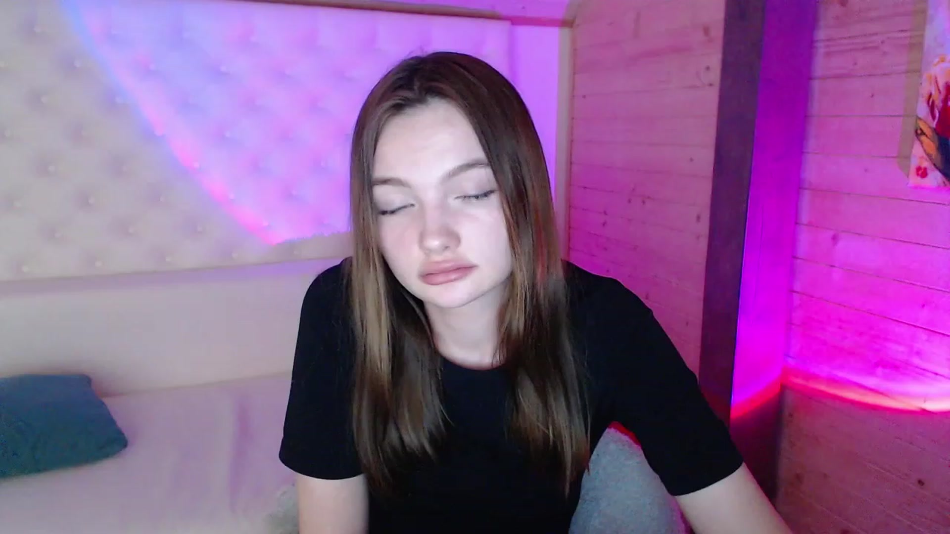 Gallery image thumbnail from sashacom's myfreecams stream on, 03/18/2023, 21:45 image 9 of 20
