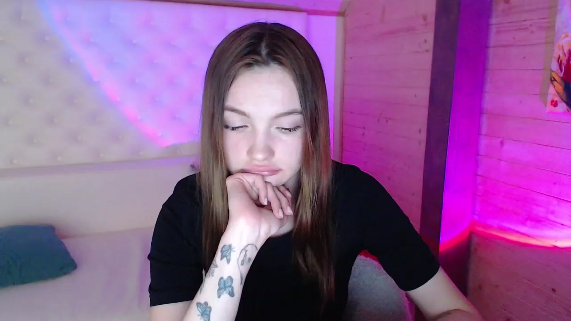Gallery image thumbnail from sashacom's myfreecams stream on, 03/18/2023, 21:45 image 12 of 20