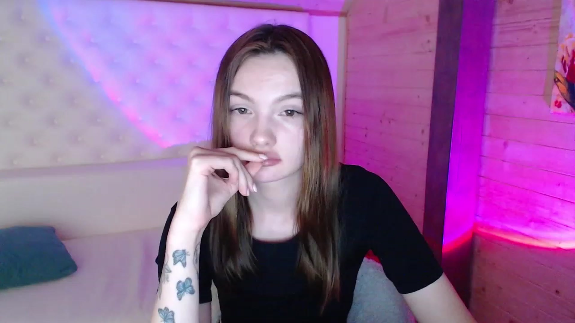 Gallery image thumbnail from sashacom's myfreecams stream on, 03/18/2023, 21:45 image 14 of 20