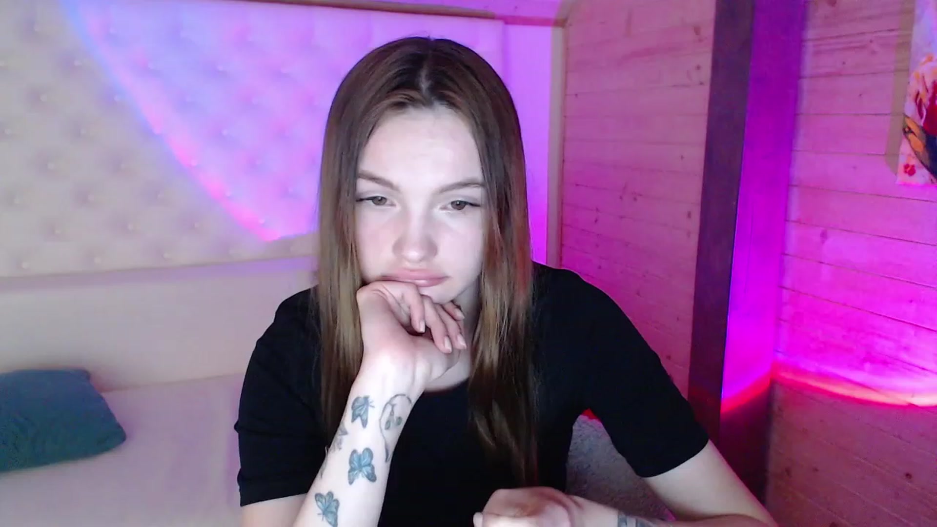 Gallery image thumbnail from sashacom's myfreecams stream on, 03/18/2023, 21:45 image 13 of 20