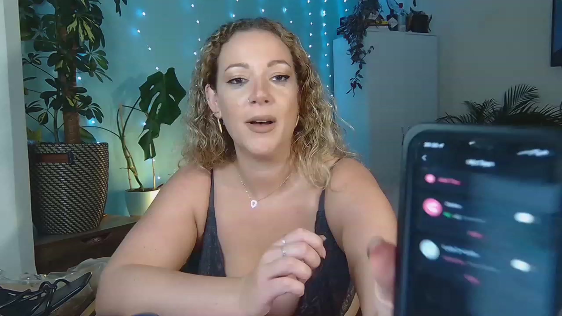 Gallery image thumbnail from sashacurves's myfreecams stream on, 11/16/2022, 20:48 image 6 of 20