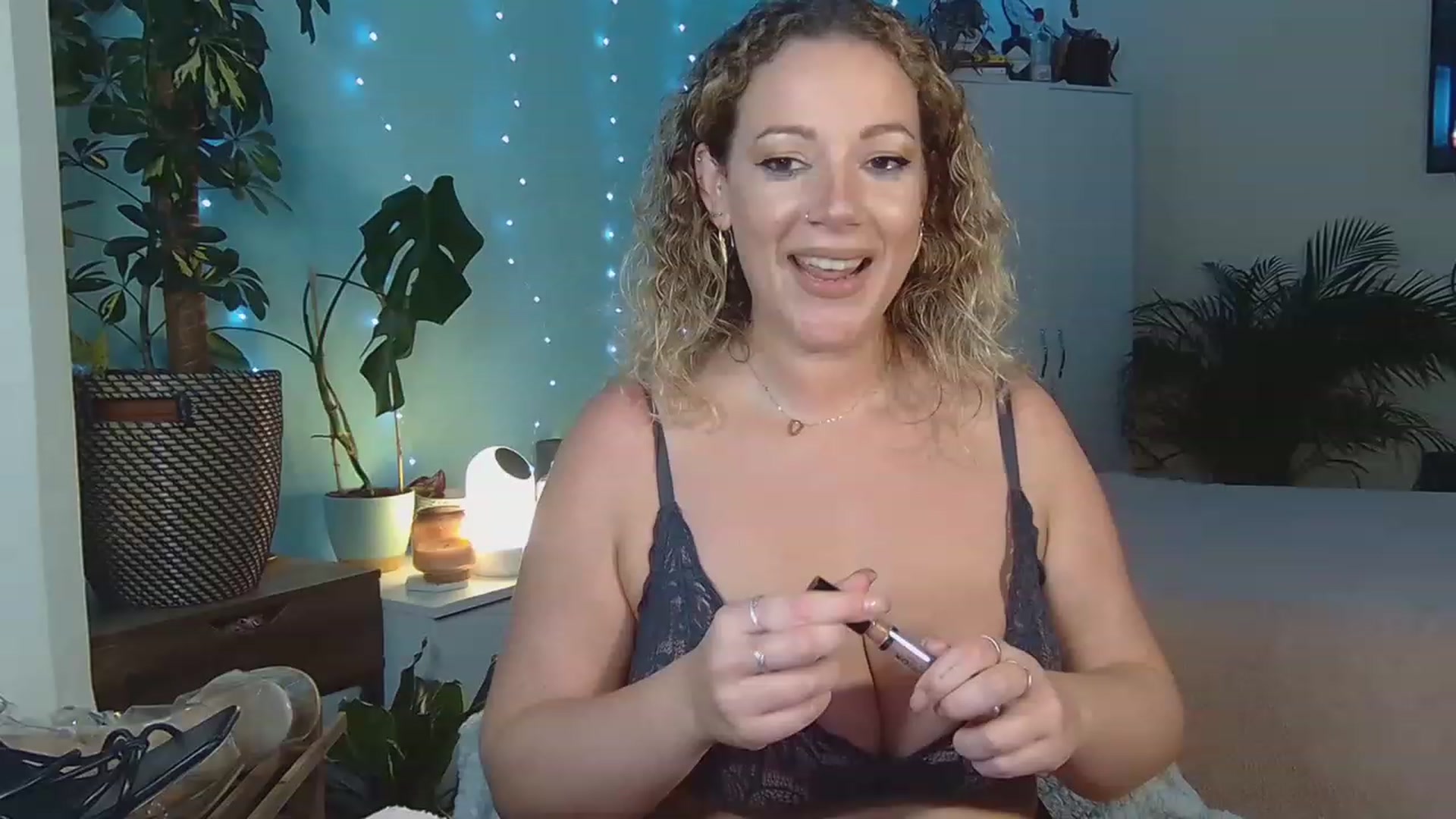 Gallery image thumbnail from sashacurves's myfreecams stream on, 11/16/2022, 20:48 image 18 of 20