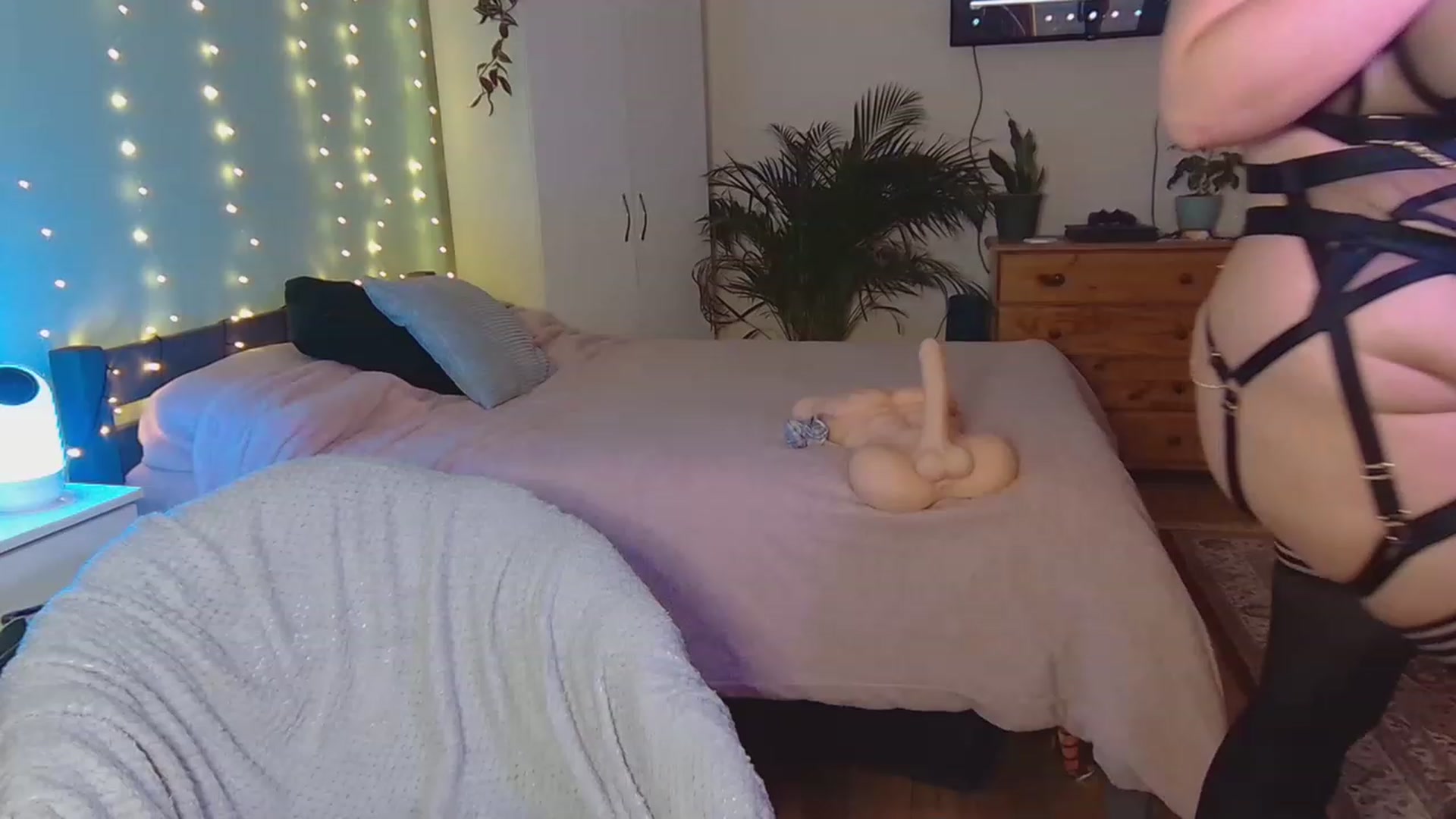 Gallery image thumbnail from sashacurves's myfreecams stream on, 11/19/2022, 16:34 image 16 of 20