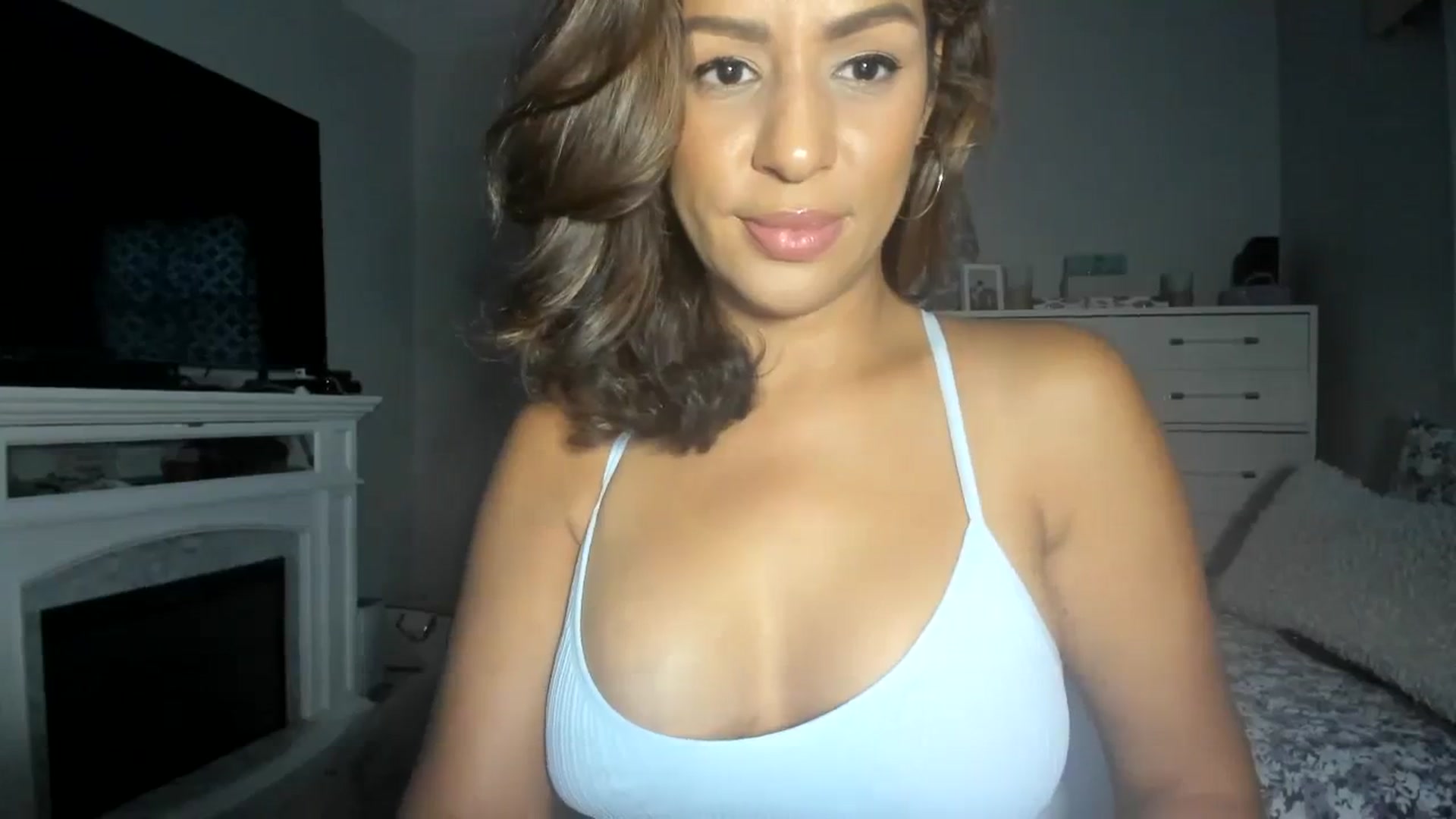 Gallery image thumbnail from sassypants's myfreecams stream on, 04/05/2024, 24:00 image 2 of 20