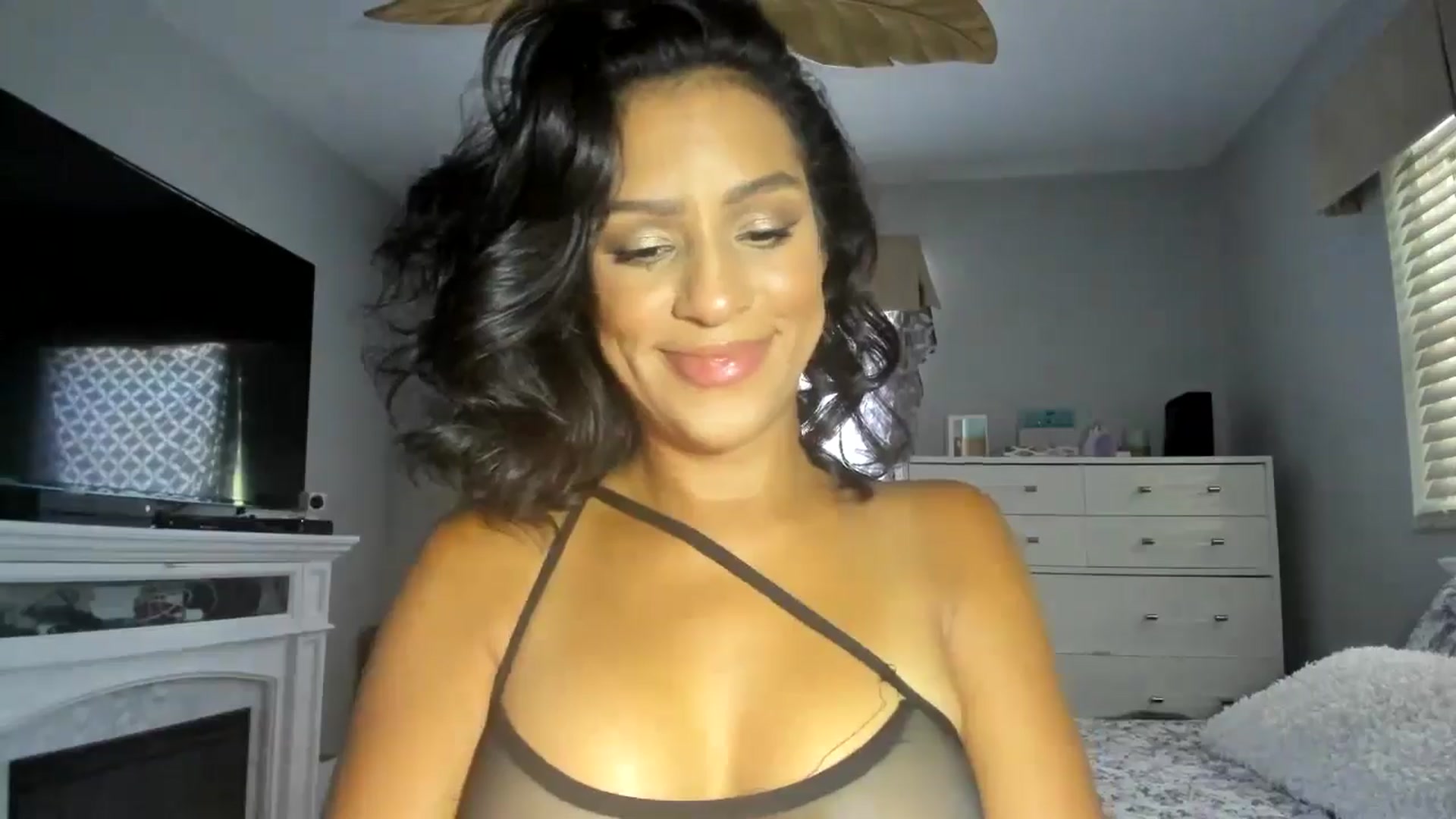 Gallery image thumbnail from sassypants's myfreecams stream on, 05/23/2024, 17:27 image 14 of 20