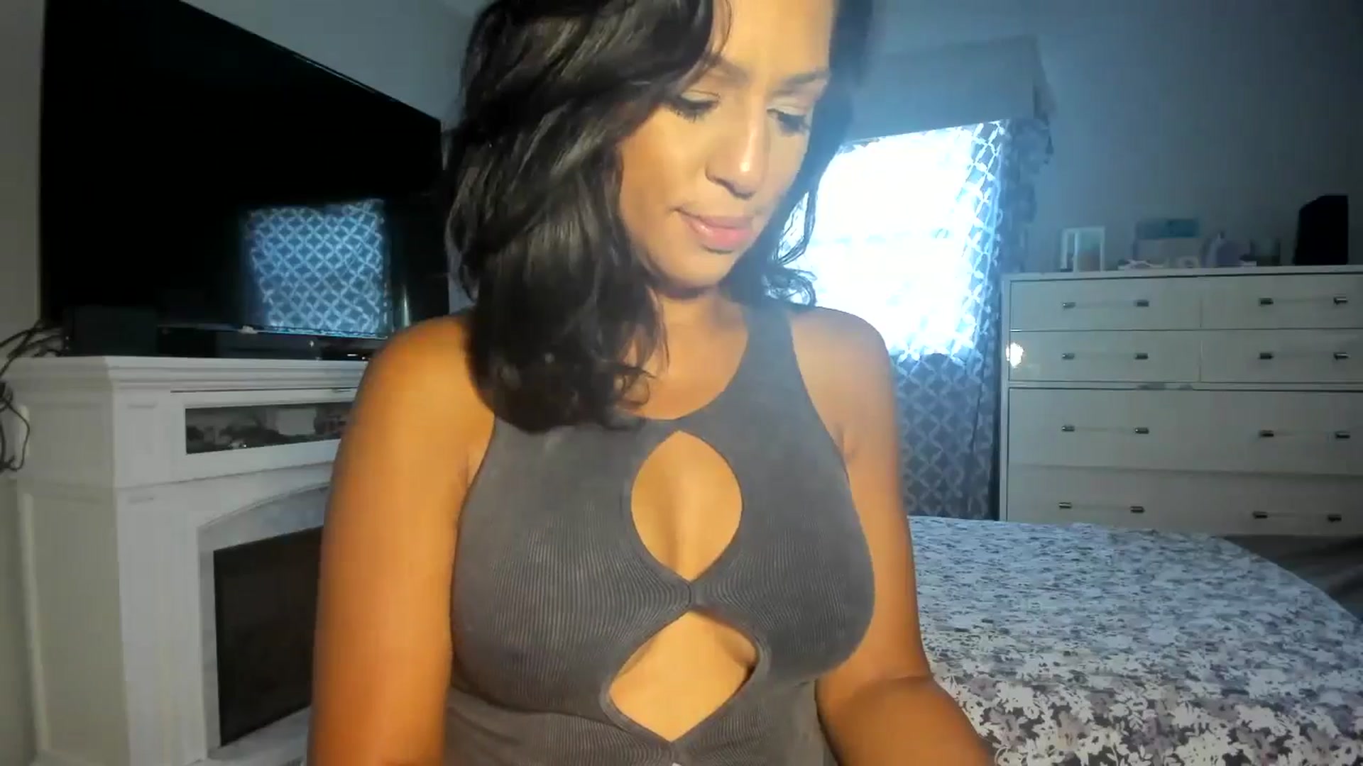 Gallery image thumbnail from sassypants's myfreecams stream on, 05/30/2024, 21:37 image 12 of 20
