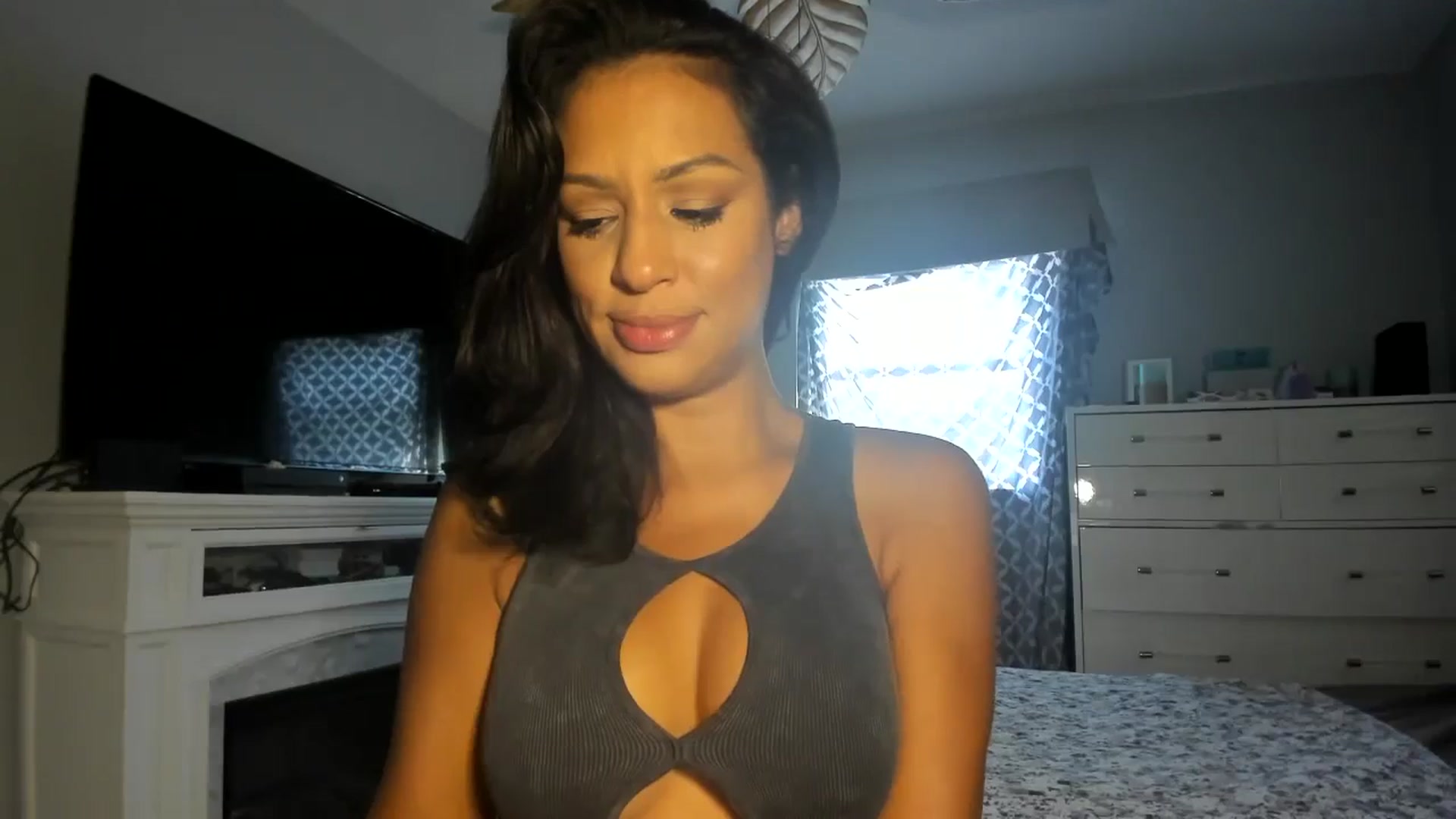 Gallery image thumbnail from sassypants's myfreecams stream on, 05/30/2024, 21:37 image 13 of 20