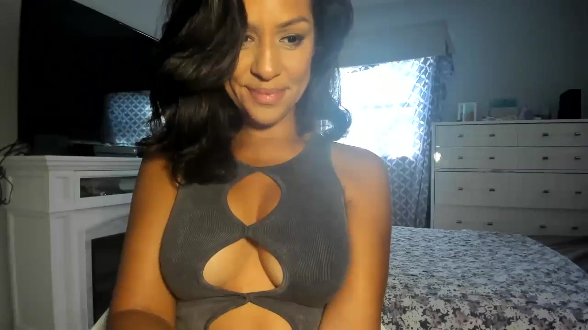 Gallery image thumbnail from sassypants's myfreecams stream on, 05/30/2024, 21:37 image 15 of 20