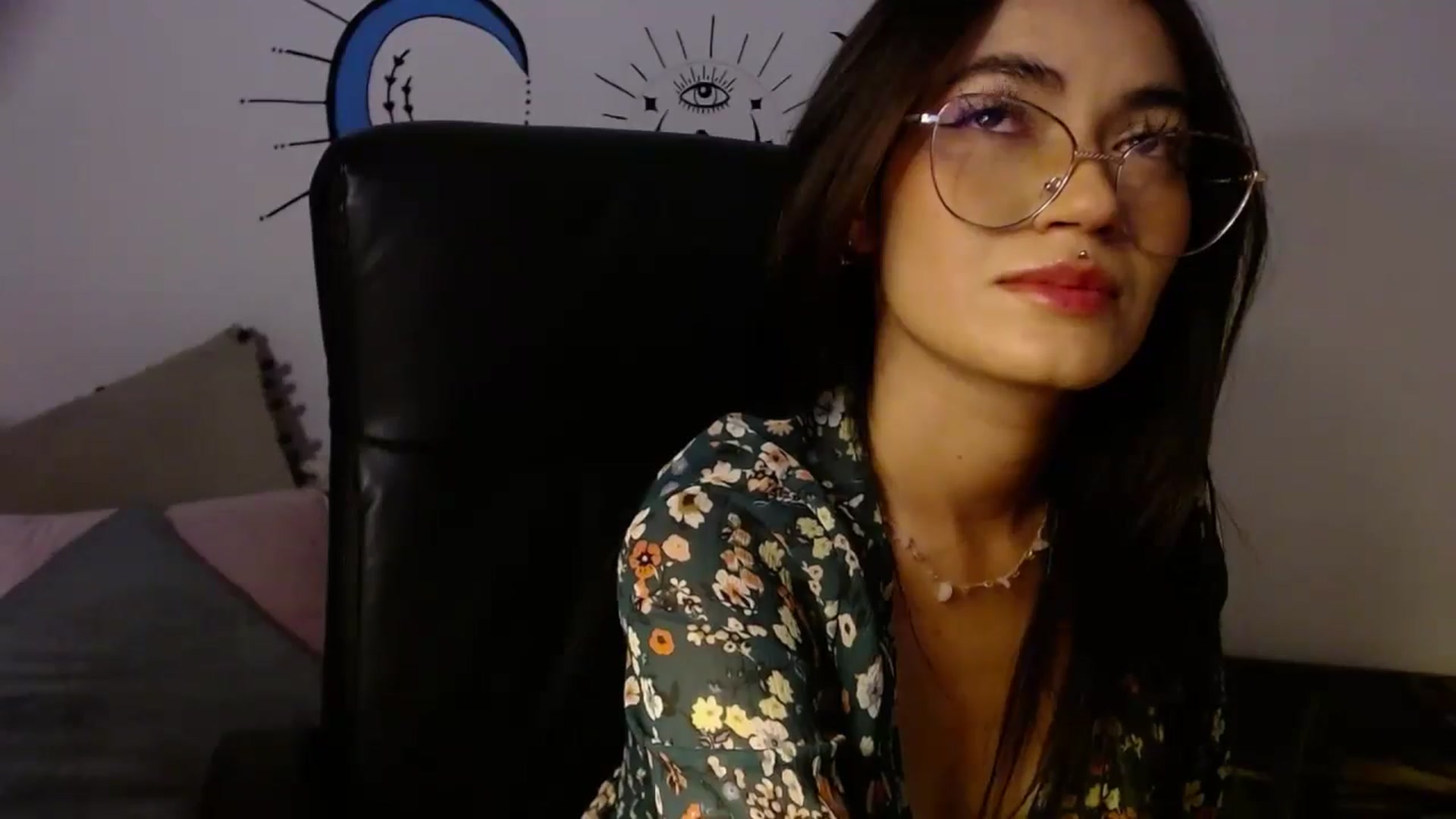 Gallery image thumbnail from saturn_8888's myfreecams stream on, 06/18/2024, 03:29 image 8 of 20