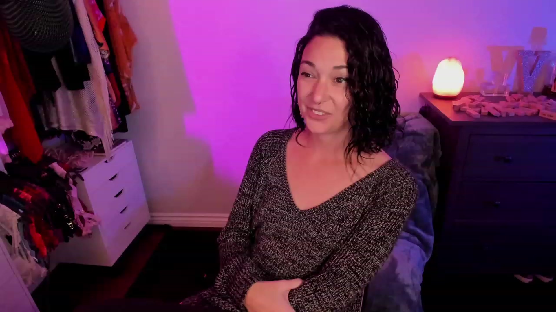 Gallery image thumbnail from savvyv's myfreecams stream on, 11/23/2022, 03:02 image 9 of 20