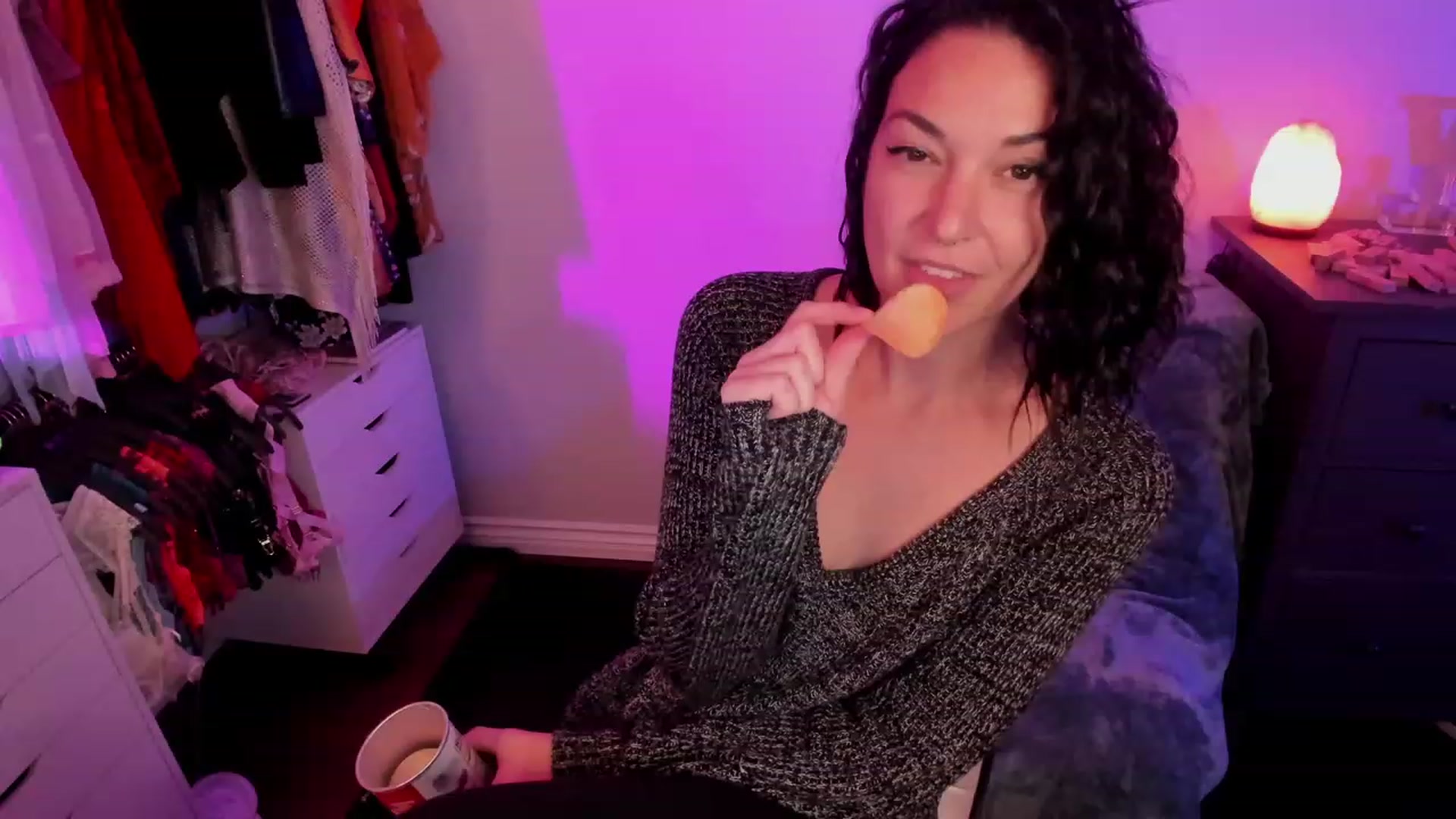 Gallery image thumbnail from savvyv's myfreecams stream on, 11/23/2022, 03:41 image 6 of 20