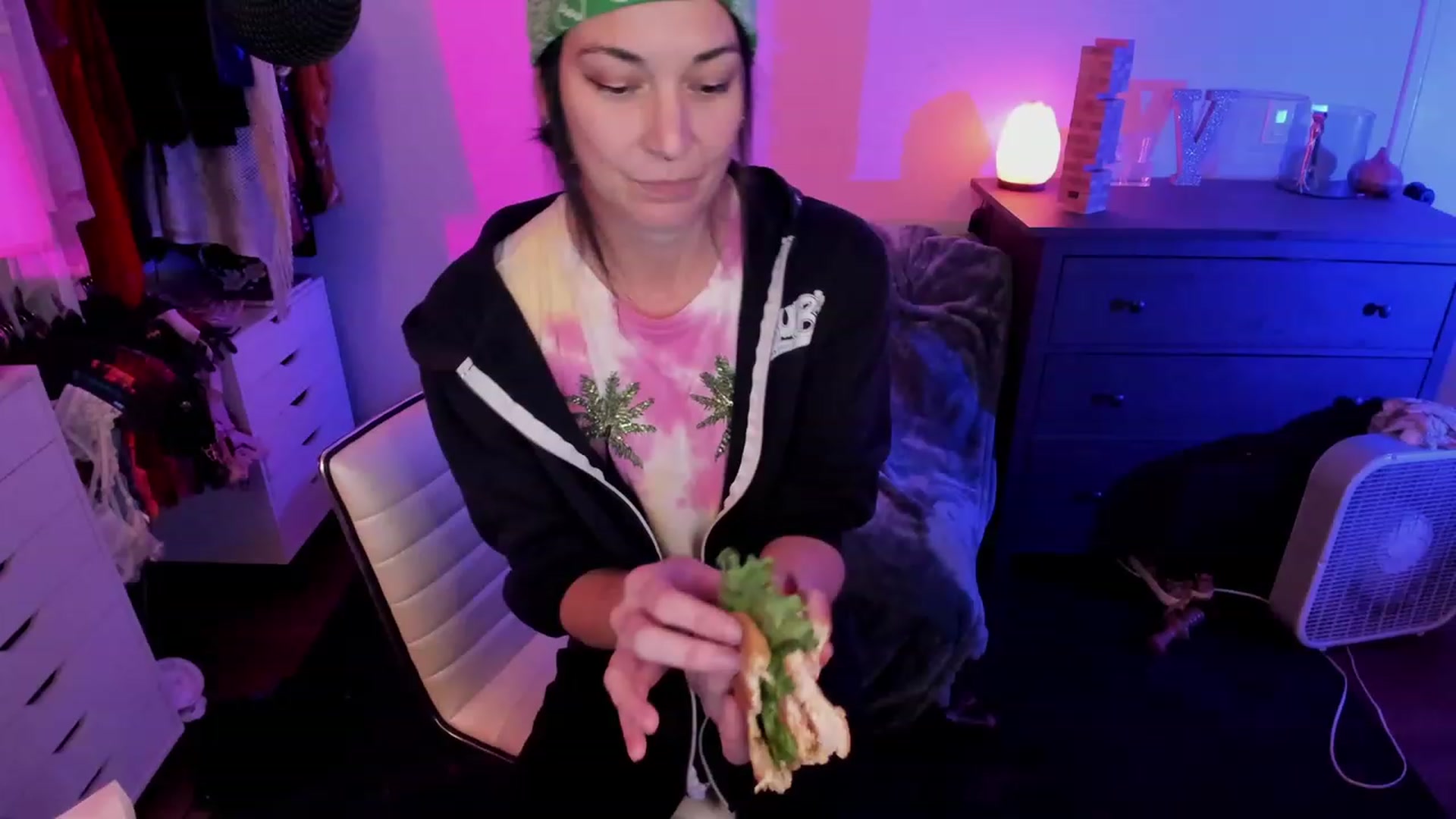 Gallery image thumbnail from savvyv's myfreecams stream on, 11/26/2022, 06:31 image 18 of 20