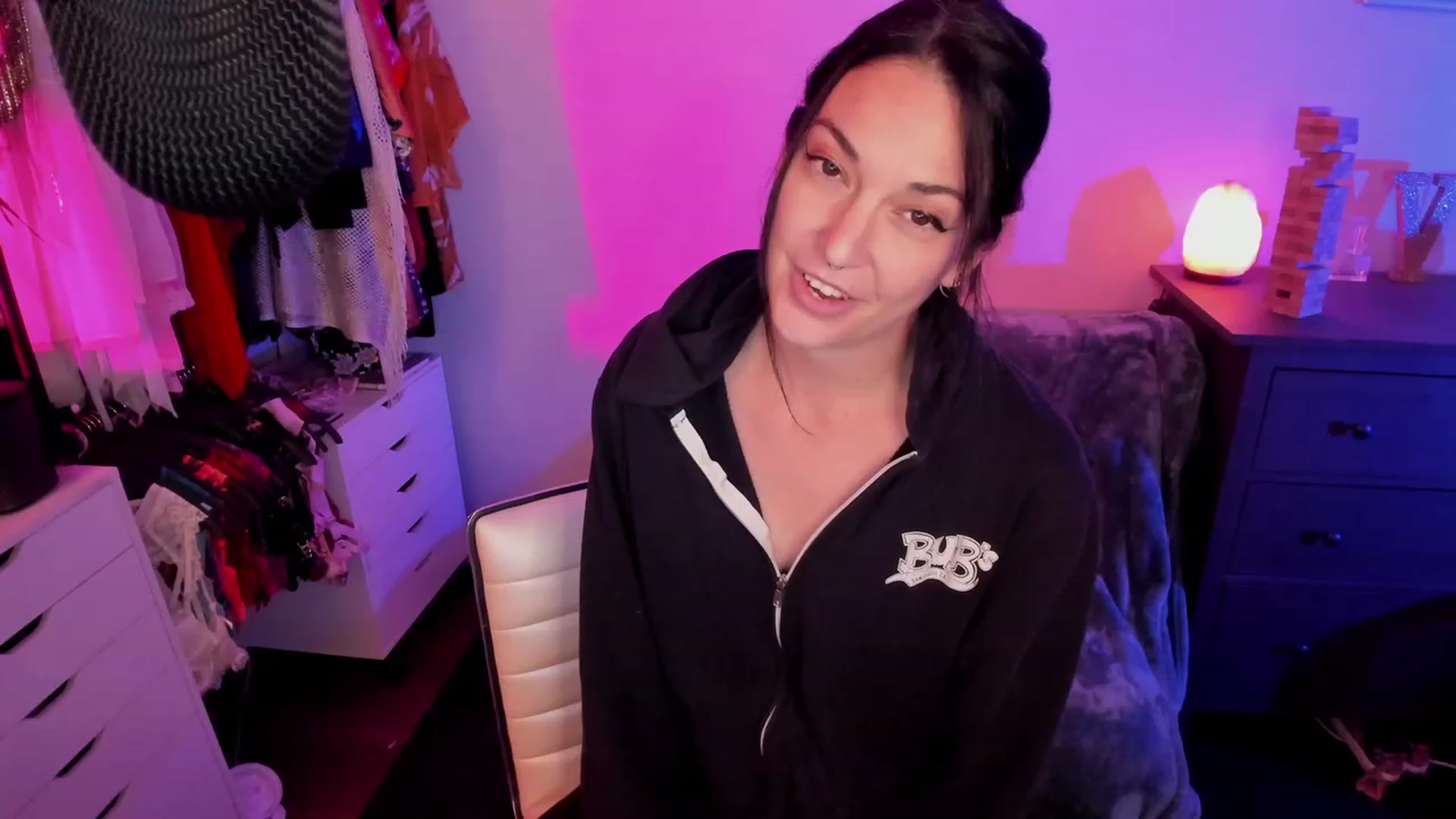 Gallery image thumbnail from savvyv's myfreecams stream on, 11/27/2022, 02:57 image 16 of 20