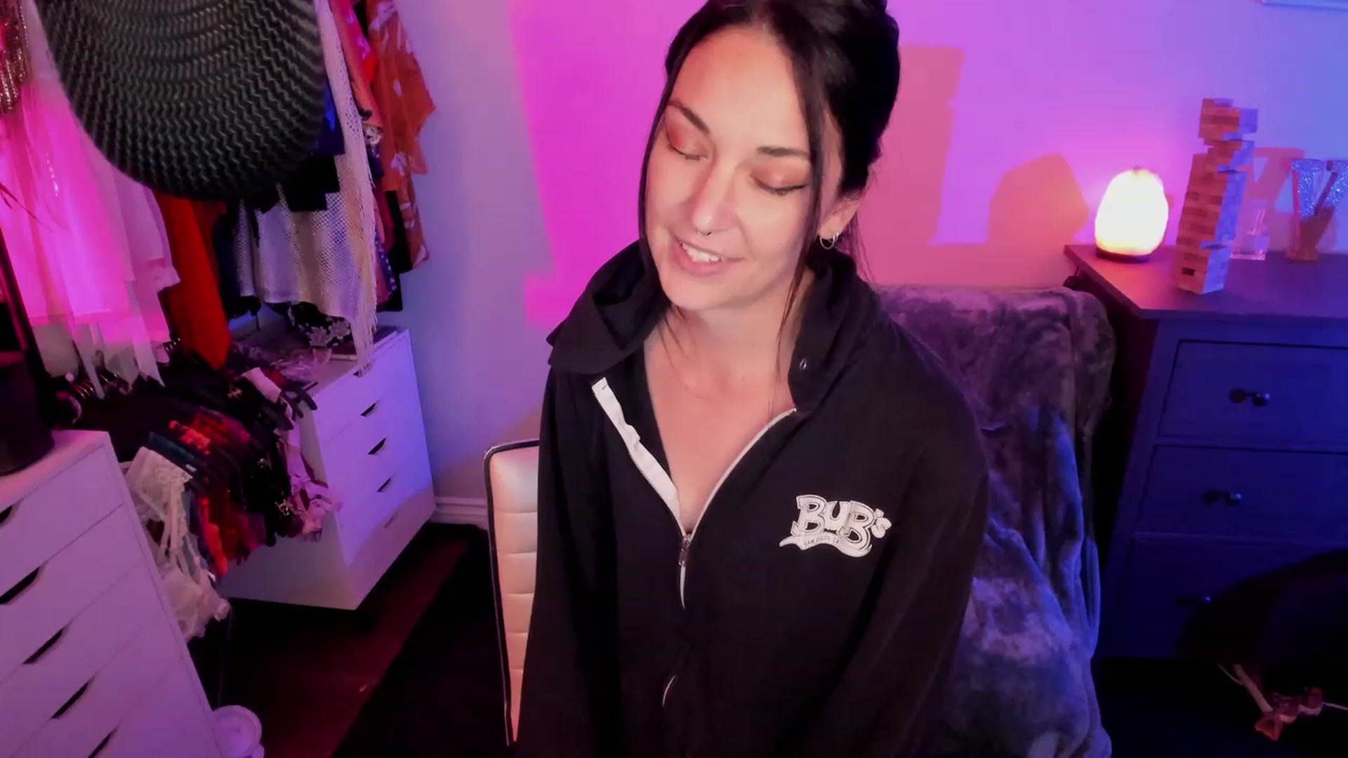 Gallery image thumbnail from savvyv's myfreecams stream on, 11/27/2022, 02:57 image 17 of 20