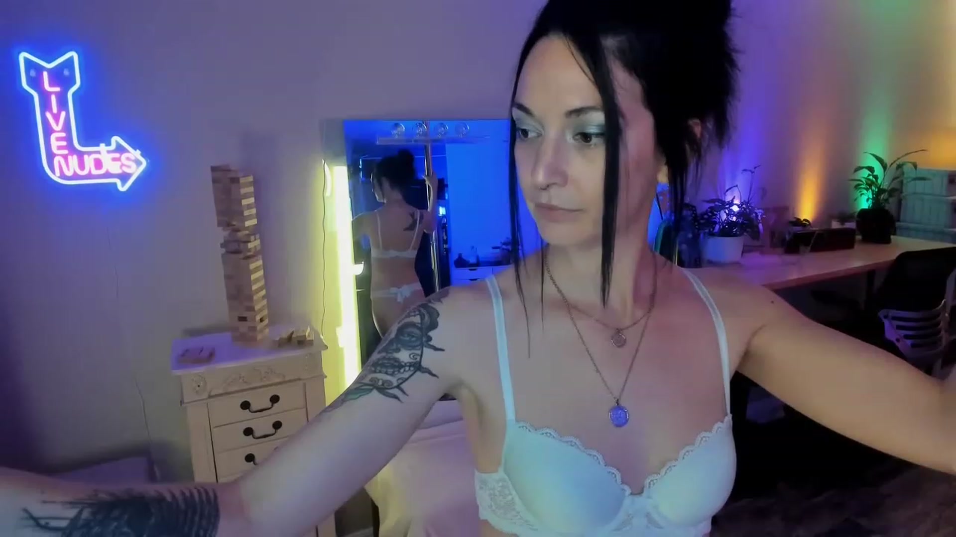 Gallery image thumbnail from savvyv's myfreecams stream on, 04/29/2023, 07:17 image 15 of 20