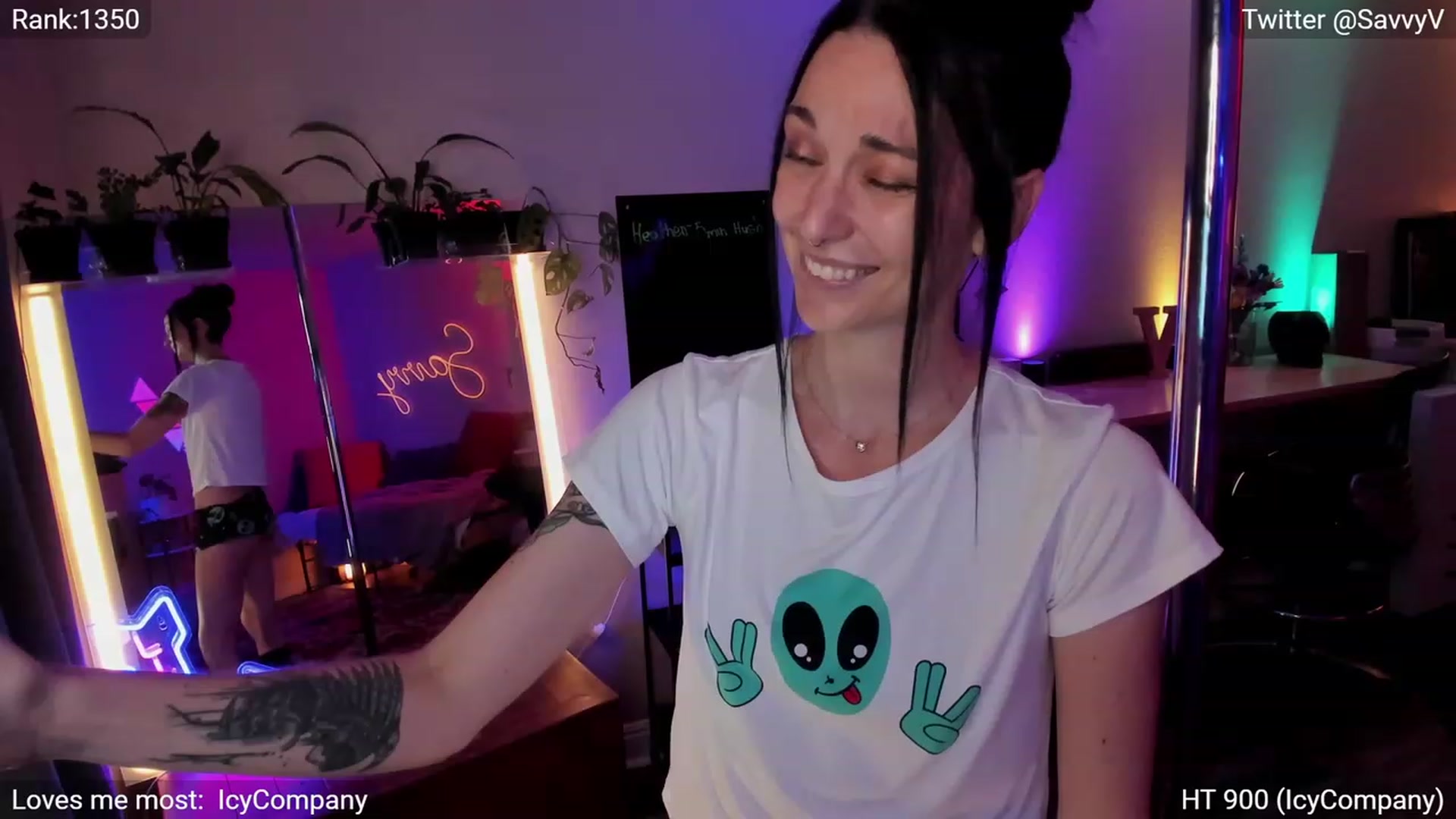 Gallery image thumbnail from savvyv's myfreecams stream on, 06/02/2023, 06:21 image 10 of 20