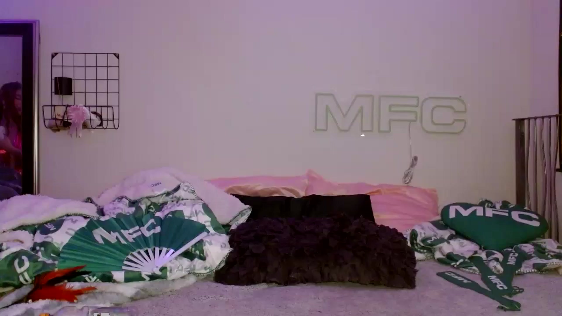 Gallery image thumbnail from scarmoonxxx's myfreecams stream on, 03/09/2025, 24:44 image 3 of 20