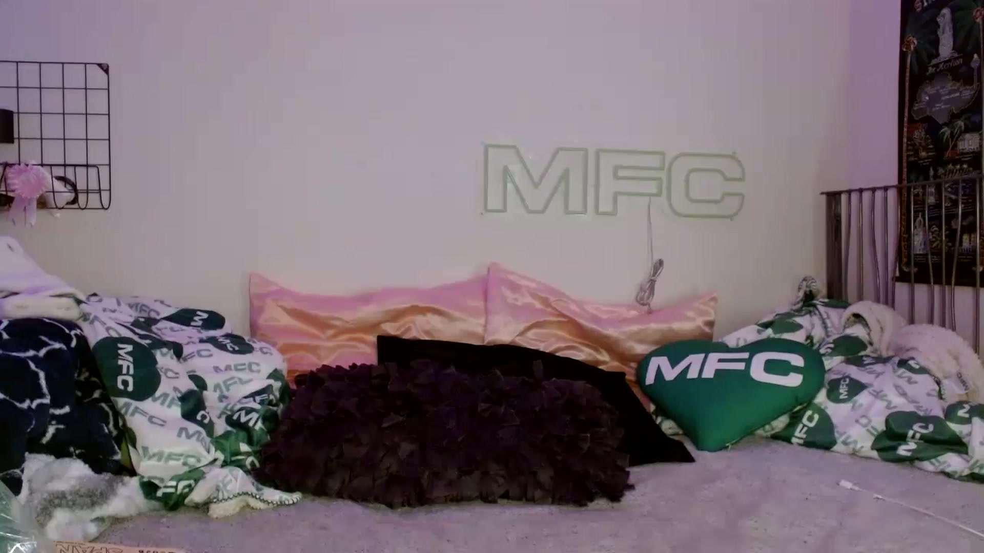 Gallery image thumbnail from scarmoonxxx's myfreecams stream on, 06/11/2025, 05:05 image 10 of 20