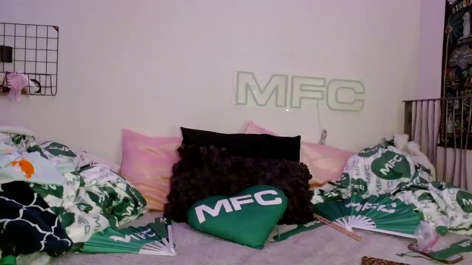 Gallery image thumbnail from scarmoonxxx's myfreecams stream on, 06/16/2025, 06:27 image 19 of 20