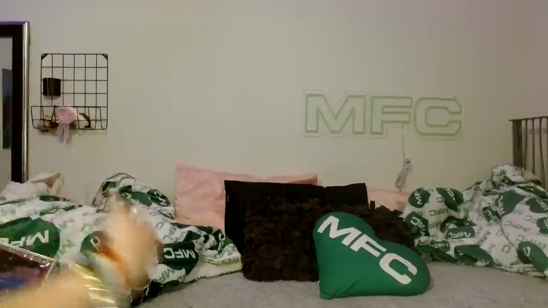 Gallery image thumbnail from scarmoonxxx's myfreecams stream on, 06/28/2025, 07:02 image 12 of 20