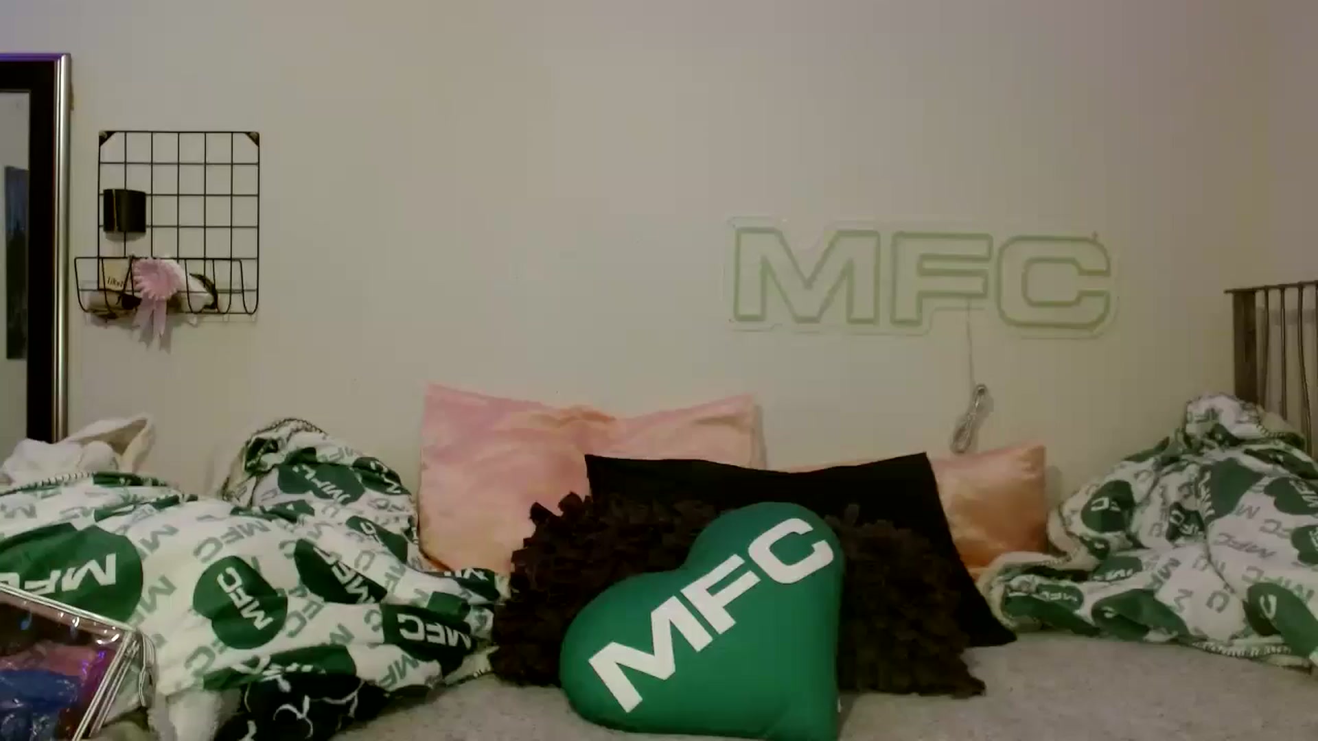Gallery image thumbnail from scarmoonxxx's myfreecams stream on, 06/28/2025, 07:02 image 13 of 20