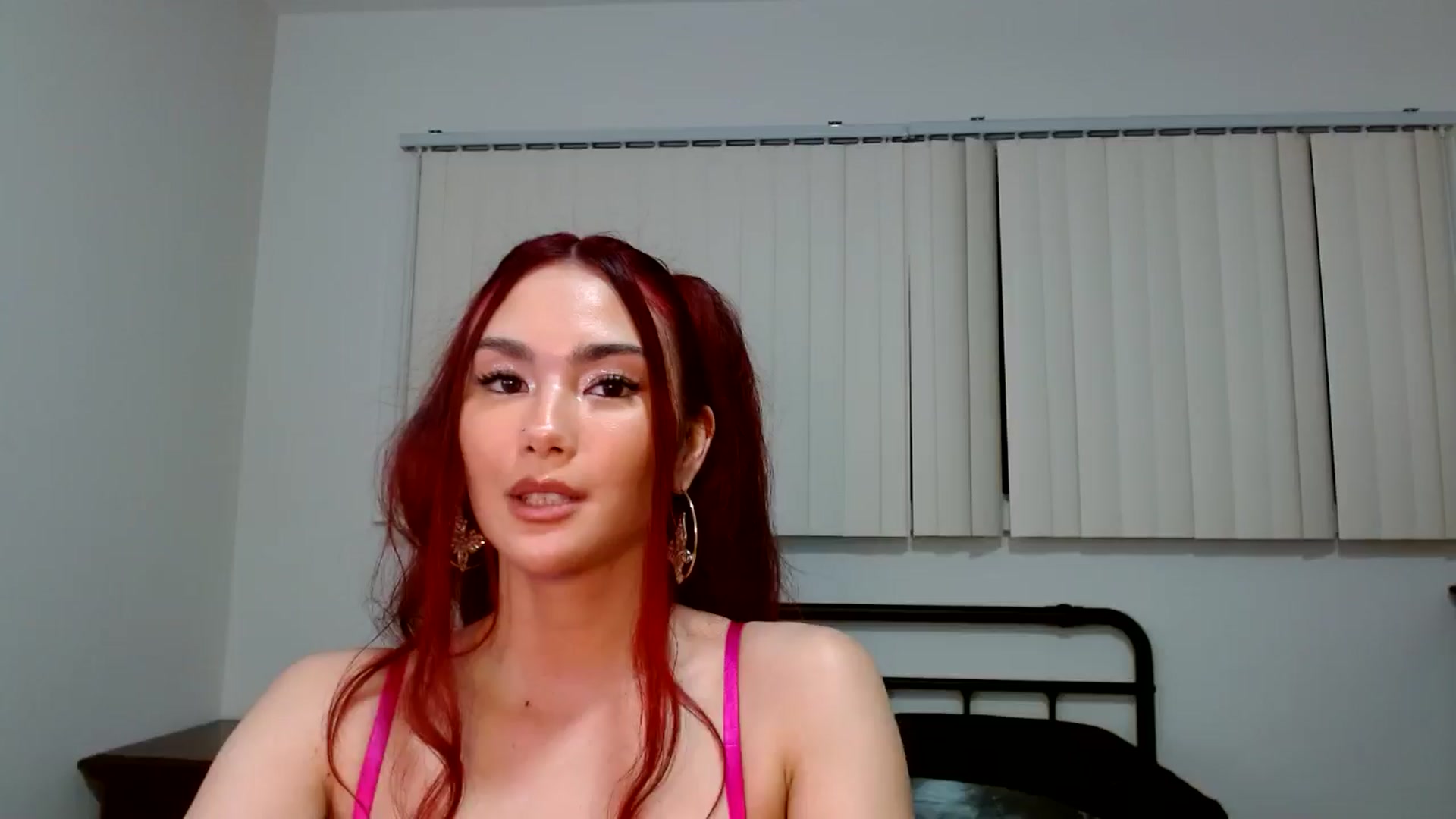 Gallery image thumbnail from scarmoonxxx's myfreecams stream on, 02/15/2026, 10:51 image 5 of 20