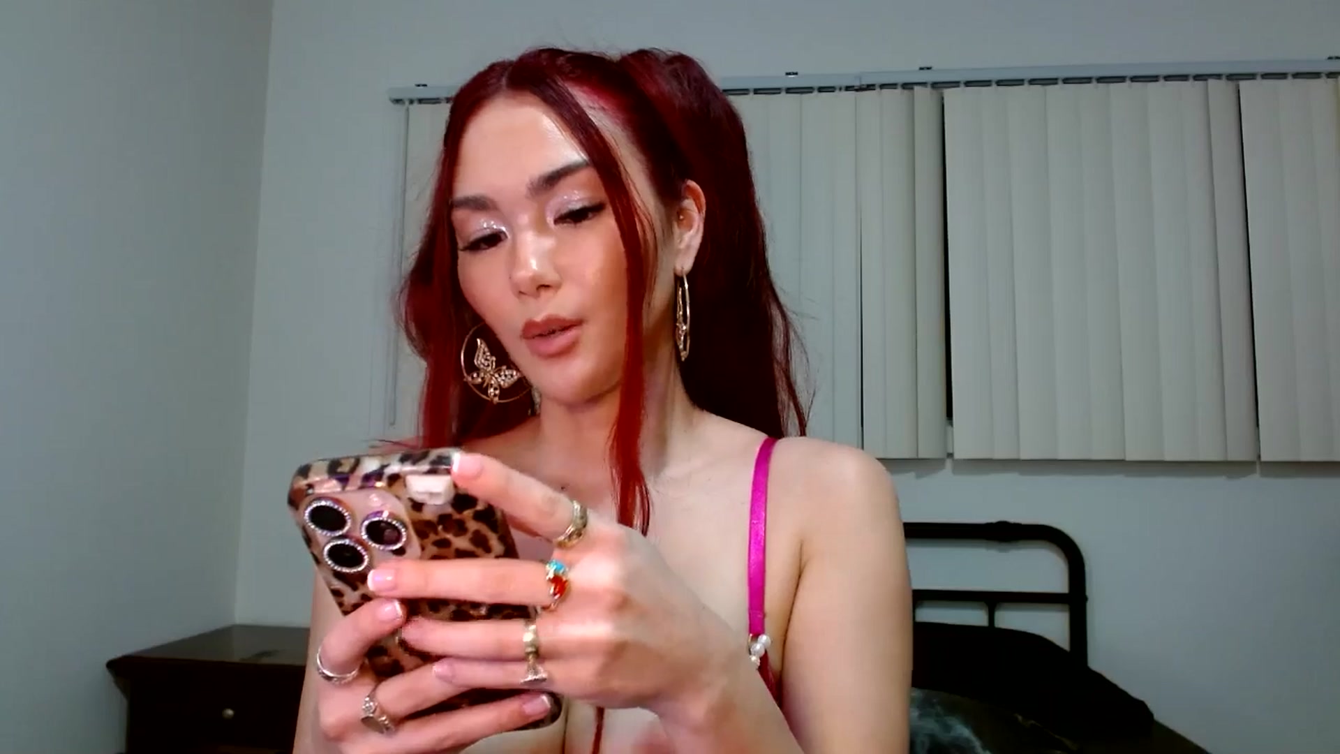 Gallery image thumbnail from scarmoonxxx's myfreecams stream on, 02/15/2026, 10:51 image 10 of 20