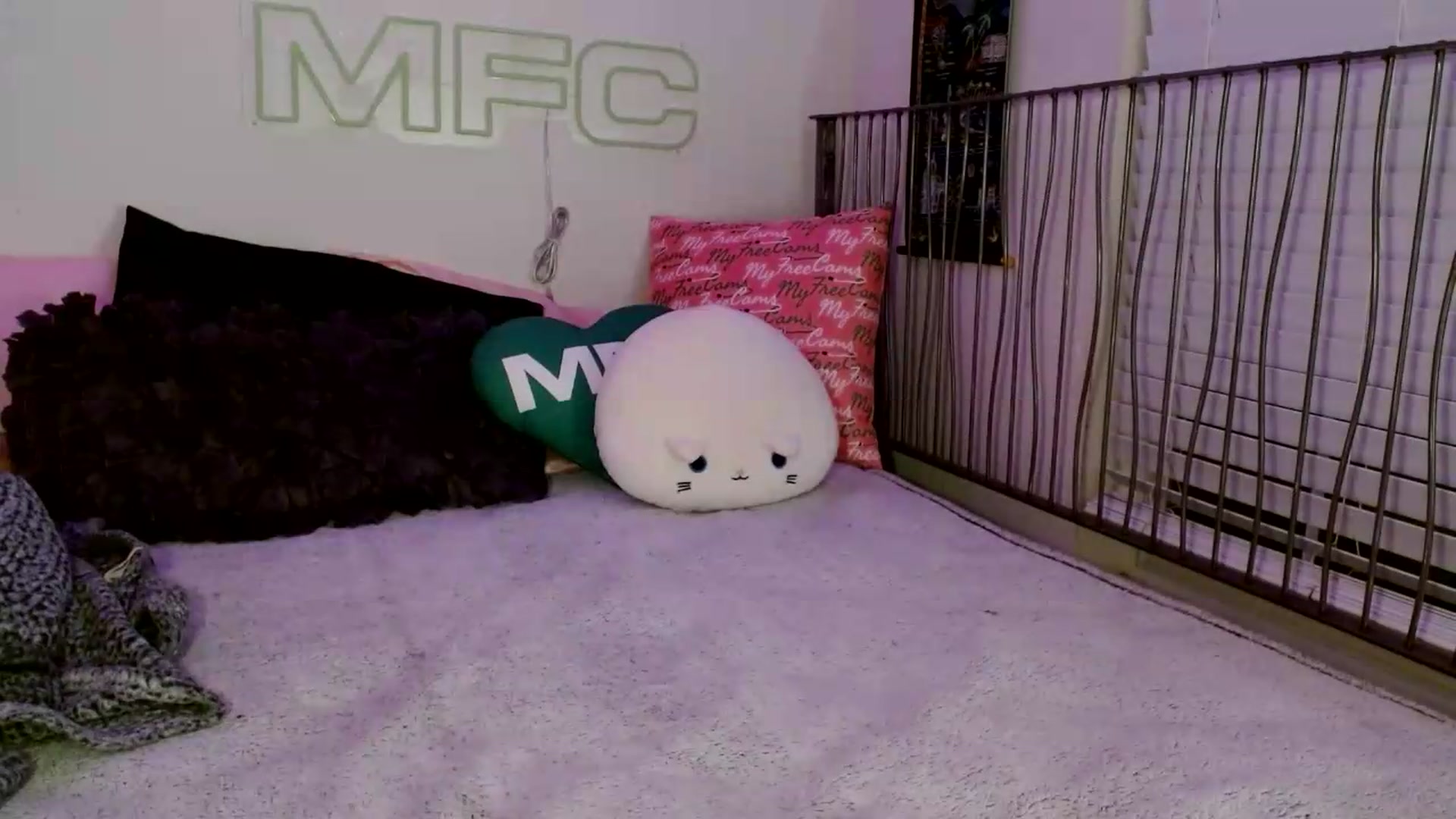 Gallery image thumbnail from scarmoonxxx's myfreecams stream on, 07/05/2026, 04:06 image 9 of 20