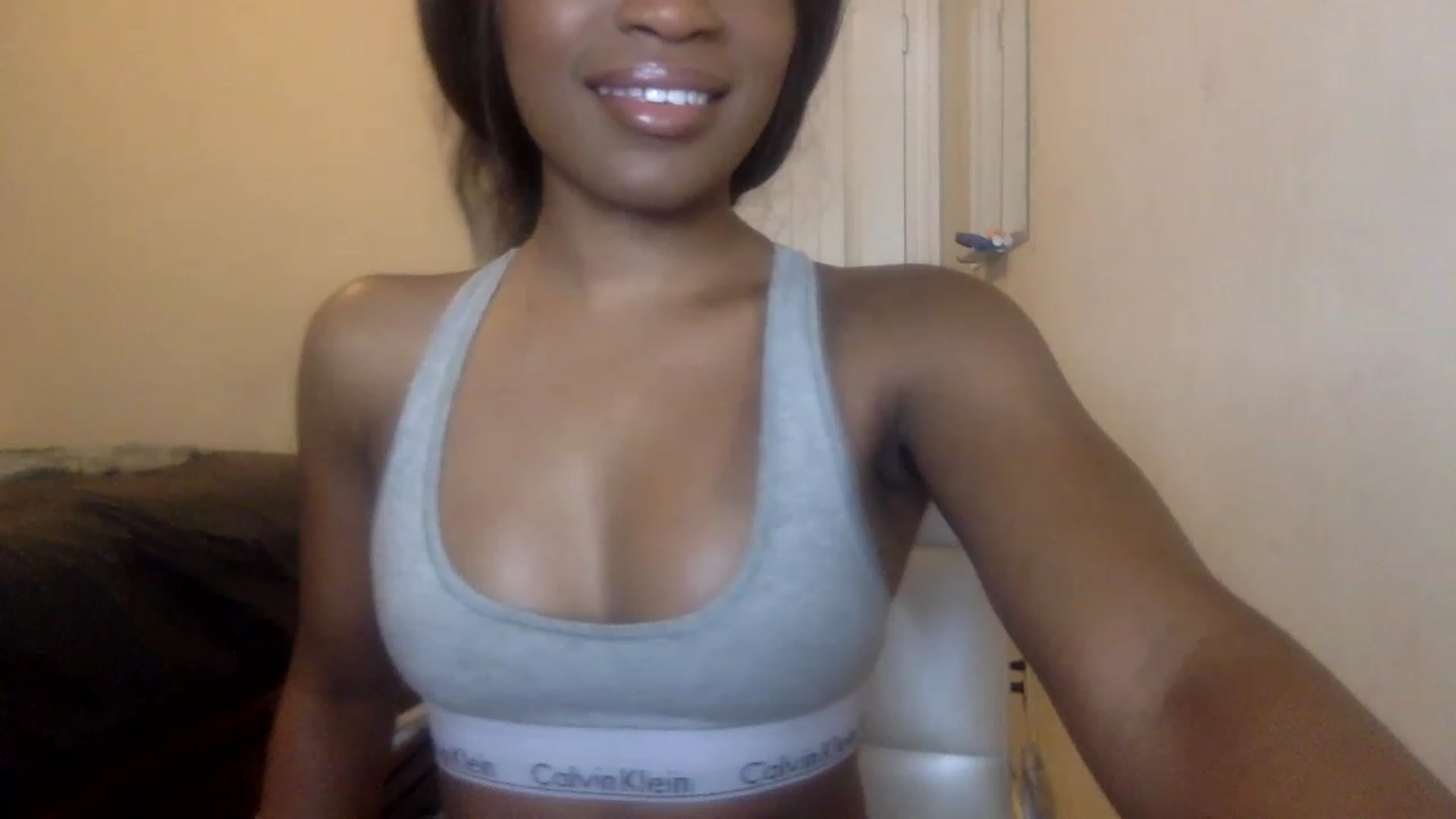 Gallery image thumbnail from sexyyliyahh's myfreecams stream on, 11/20/2022, 17:35 image 14 of 20