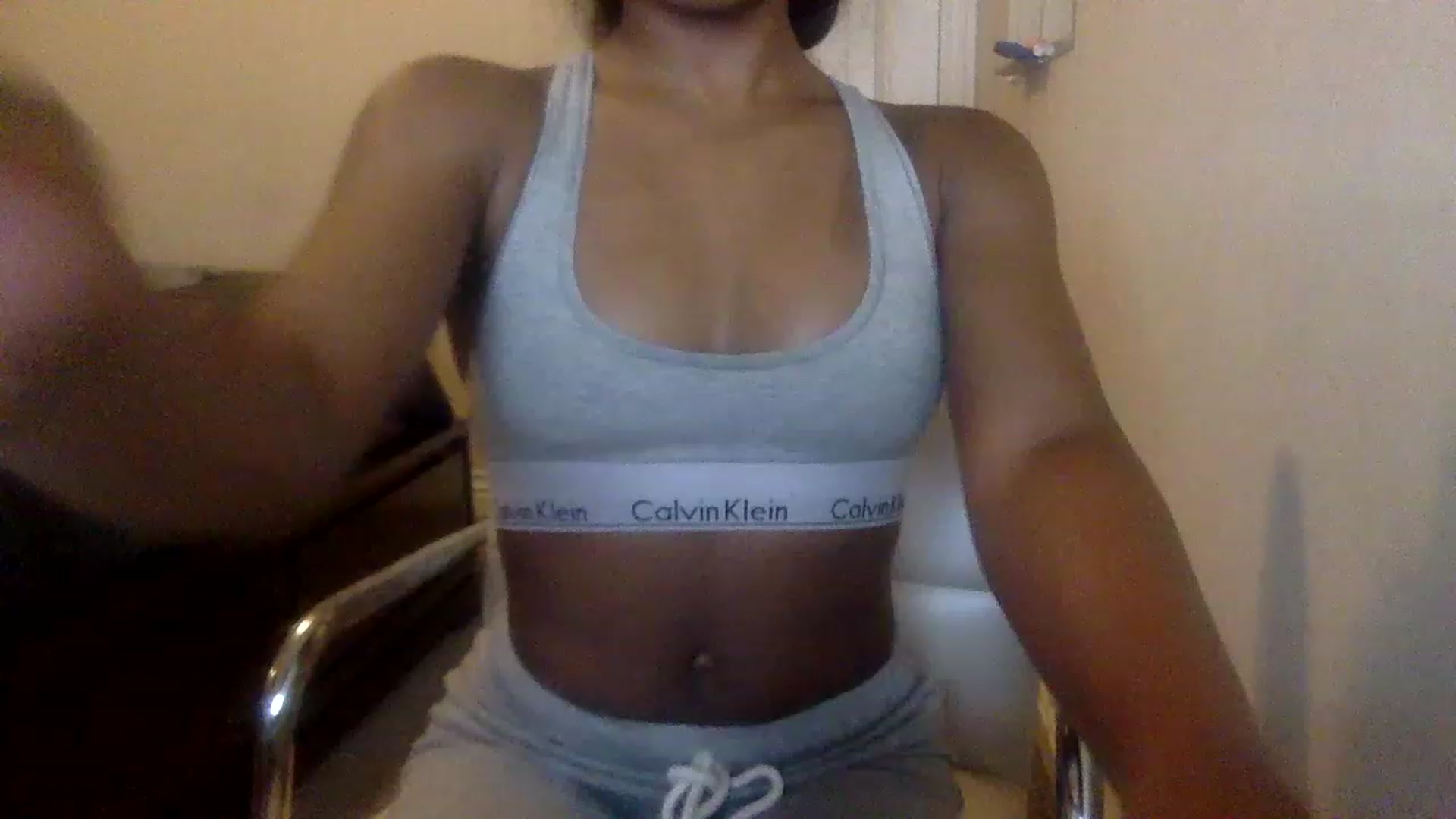Gallery image thumbnail from sexyyliyahh's myfreecams stream on, 11/20/2022, 17:35 image 12 of 20