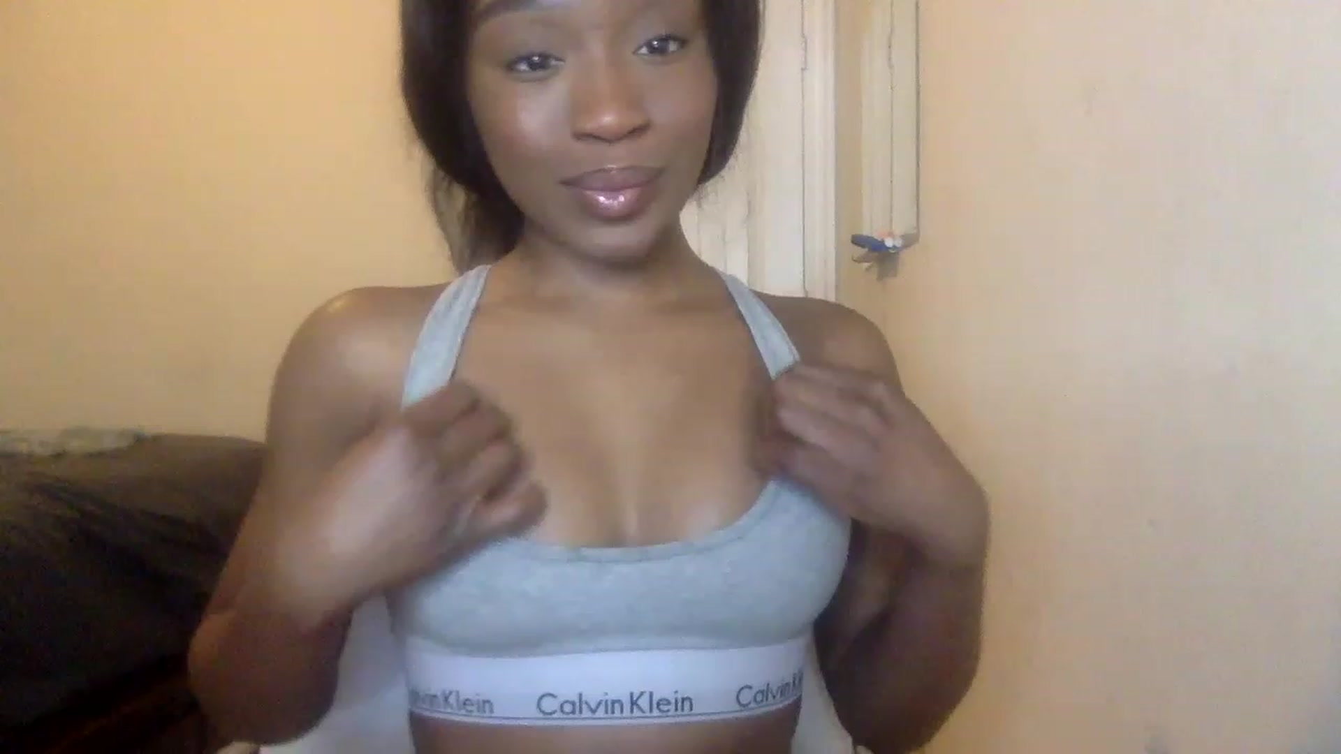 Gallery image thumbnail from sexyyliyahh's myfreecams stream on, 11/20/2022, 17:35 image 2 of 20