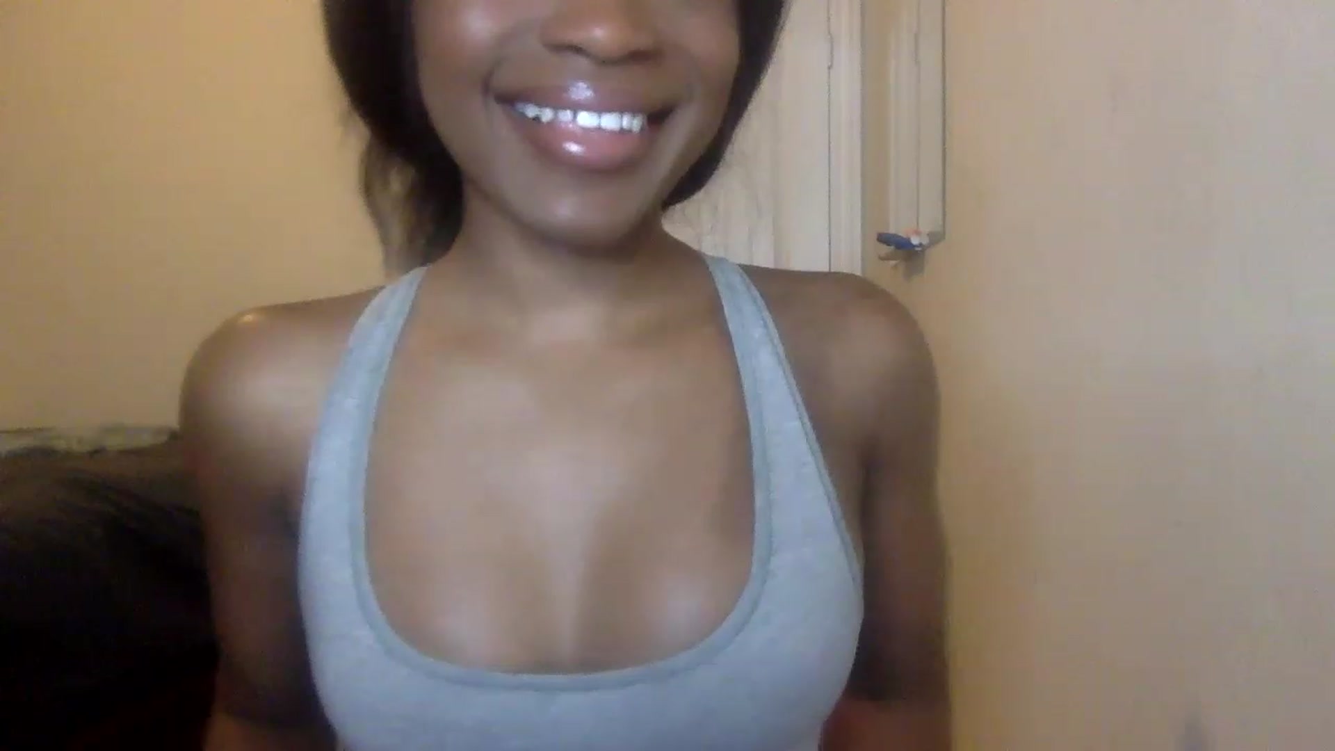 Gallery image thumbnail from sexyyliyahh's myfreecams stream on, 11/20/2022, 17:35 image 9 of 20