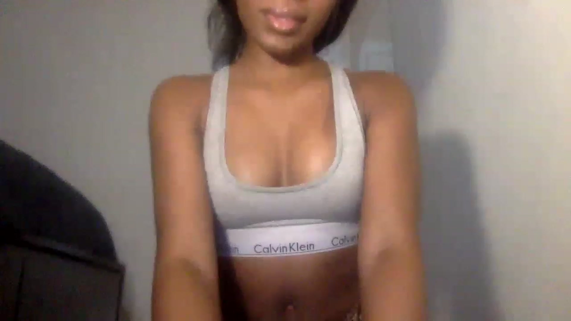 Gallery image thumbnail from sexyyliyahh's myfreecams stream on, 11/20/2022, 19:34 image 7 of 20