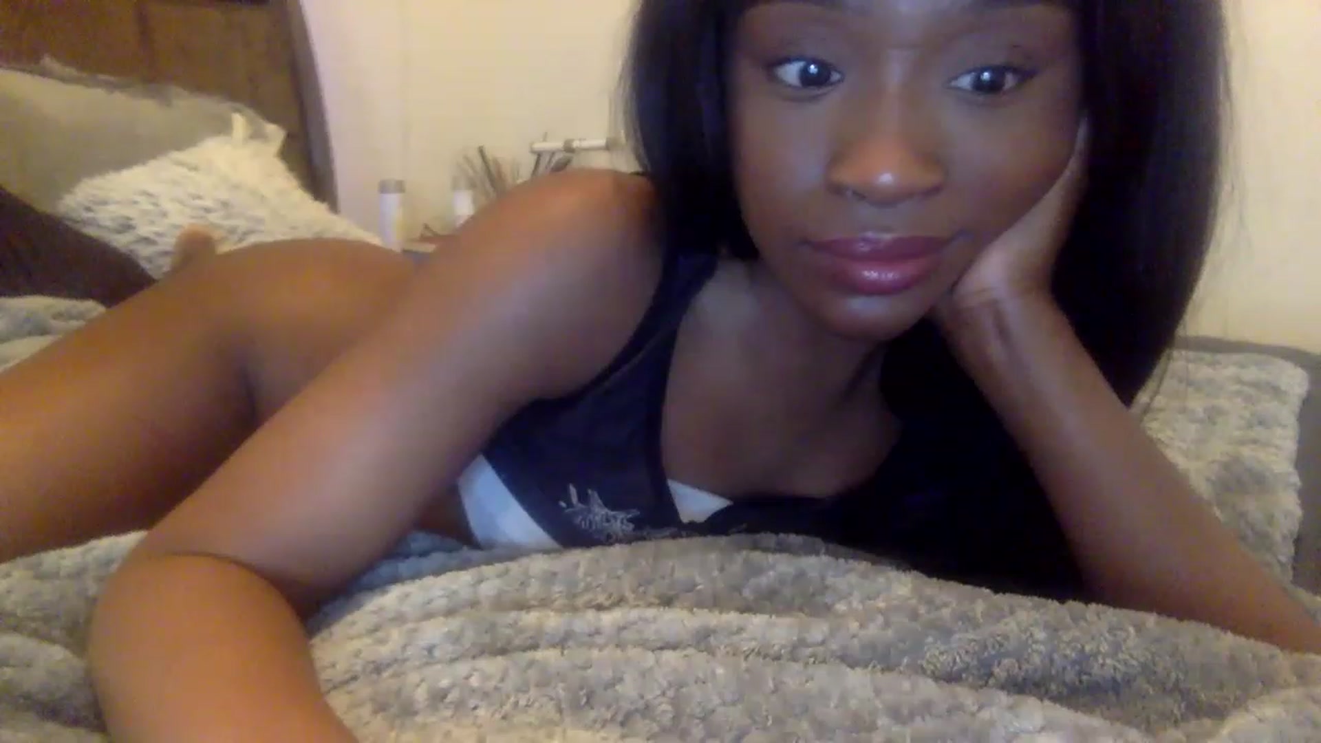 Gallery image thumbnail from sexyyliyahh's myfreecams stream on, 11/21/2022, 01:14 image 7 of 20