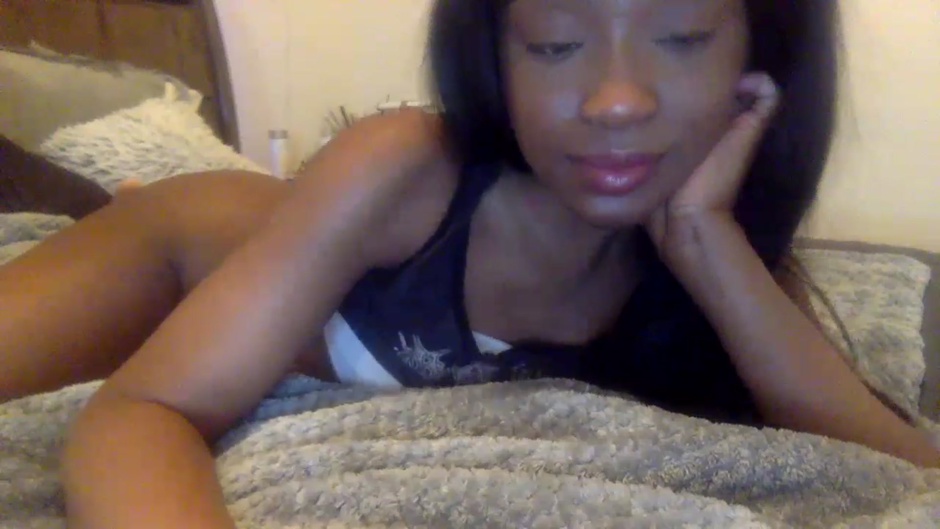 Gallery image thumbnail from sexyyliyahh's myfreecams stream on, 11/21/2022, 01:14 image 6 of 20