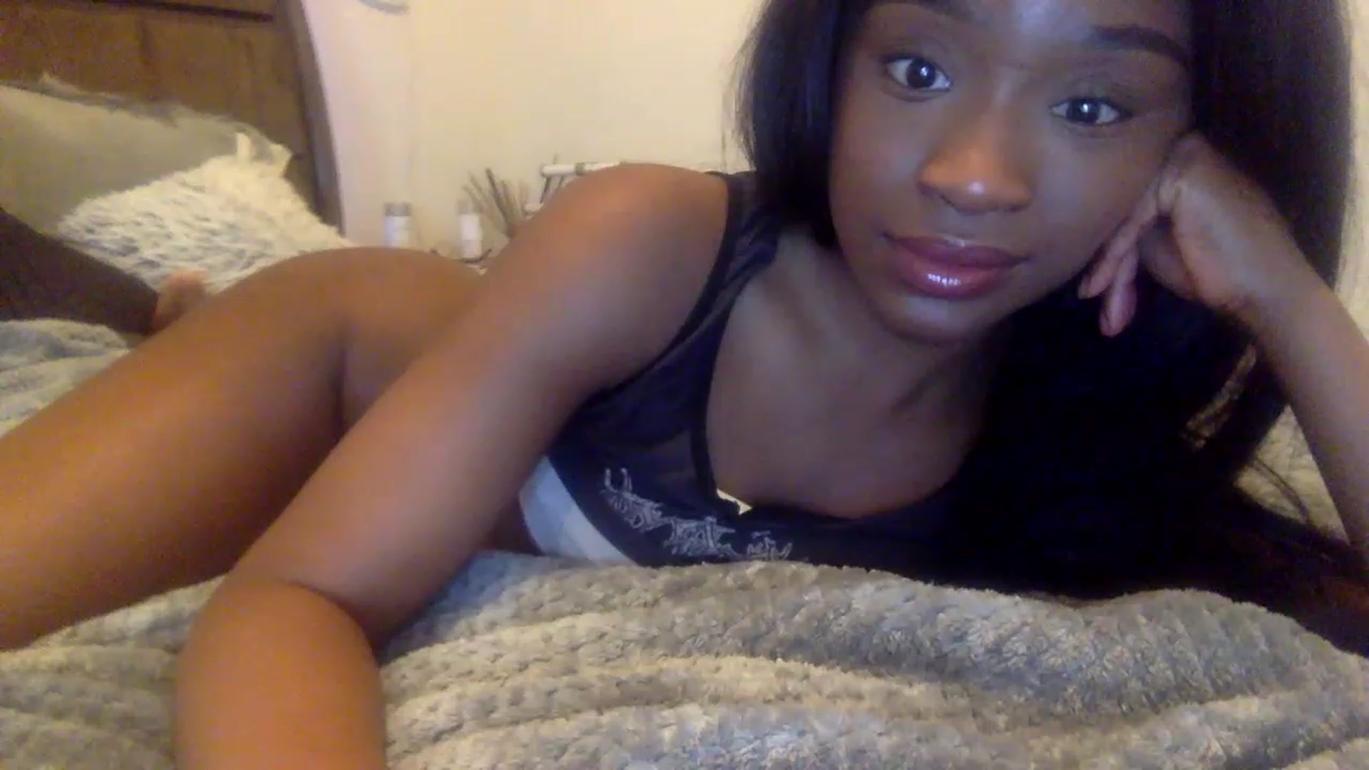 Gallery image thumbnail from sexyyliyahh's myfreecams stream on, 11/21/2022, 01:14 image 5 of 20