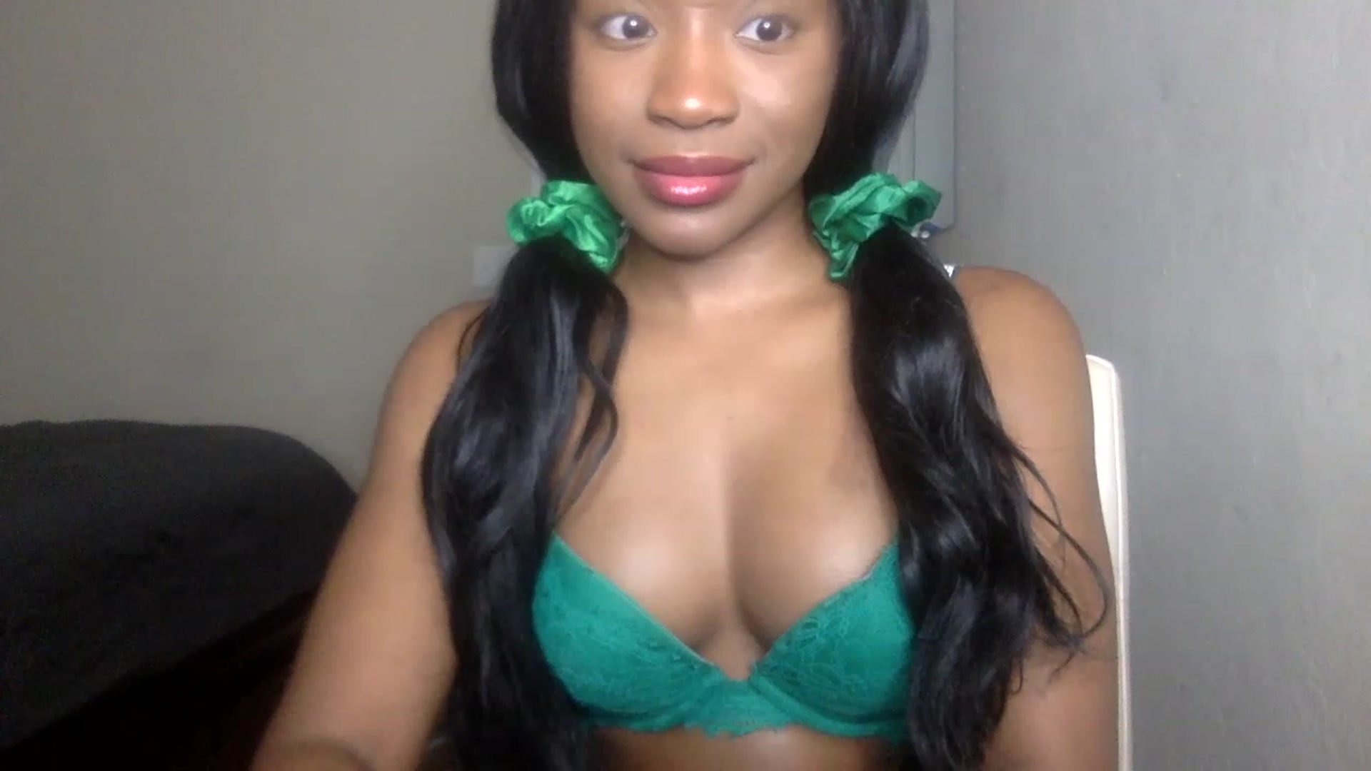 Gallery image thumbnail from sexyyliyahh's myfreecams stream on, 12/15/2022, 02:31 image 7 of 20