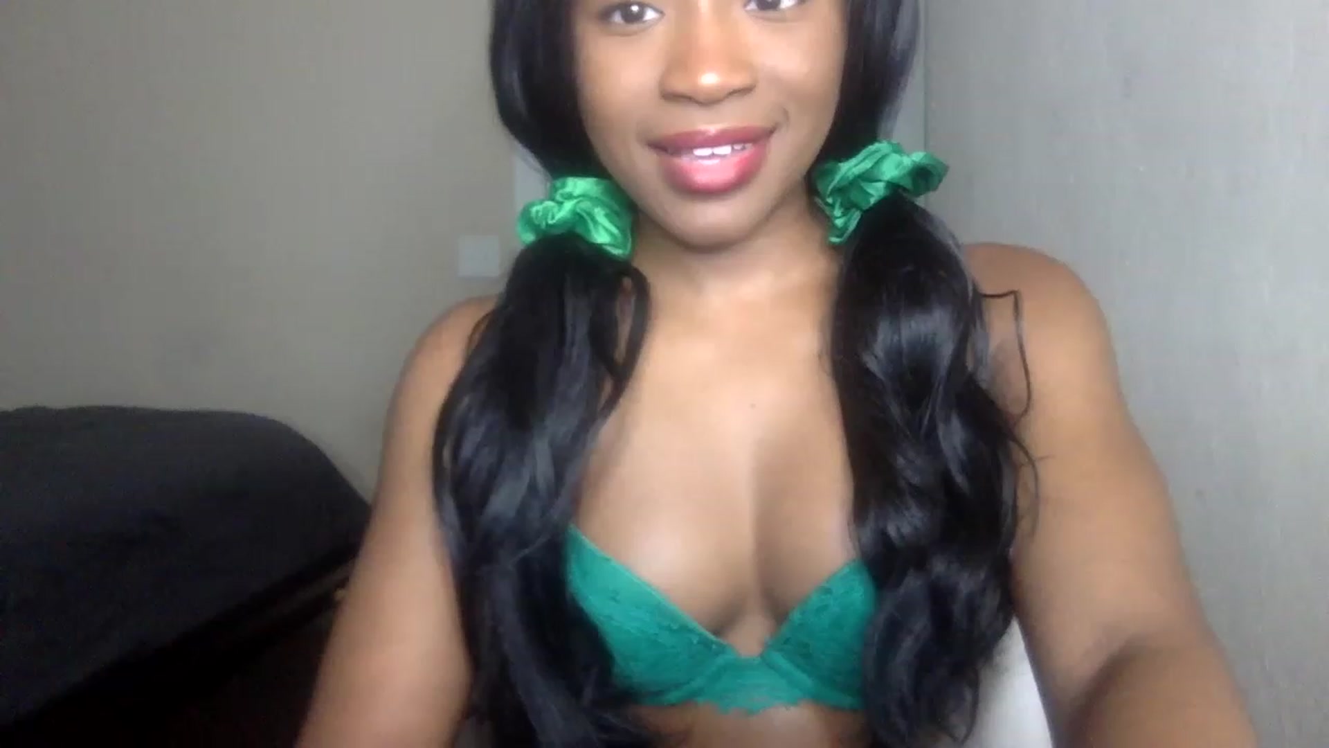 Gallery image thumbnail from sexyyliyahh's myfreecams stream on, 12/15/2022, 02:31 image 3 of 20